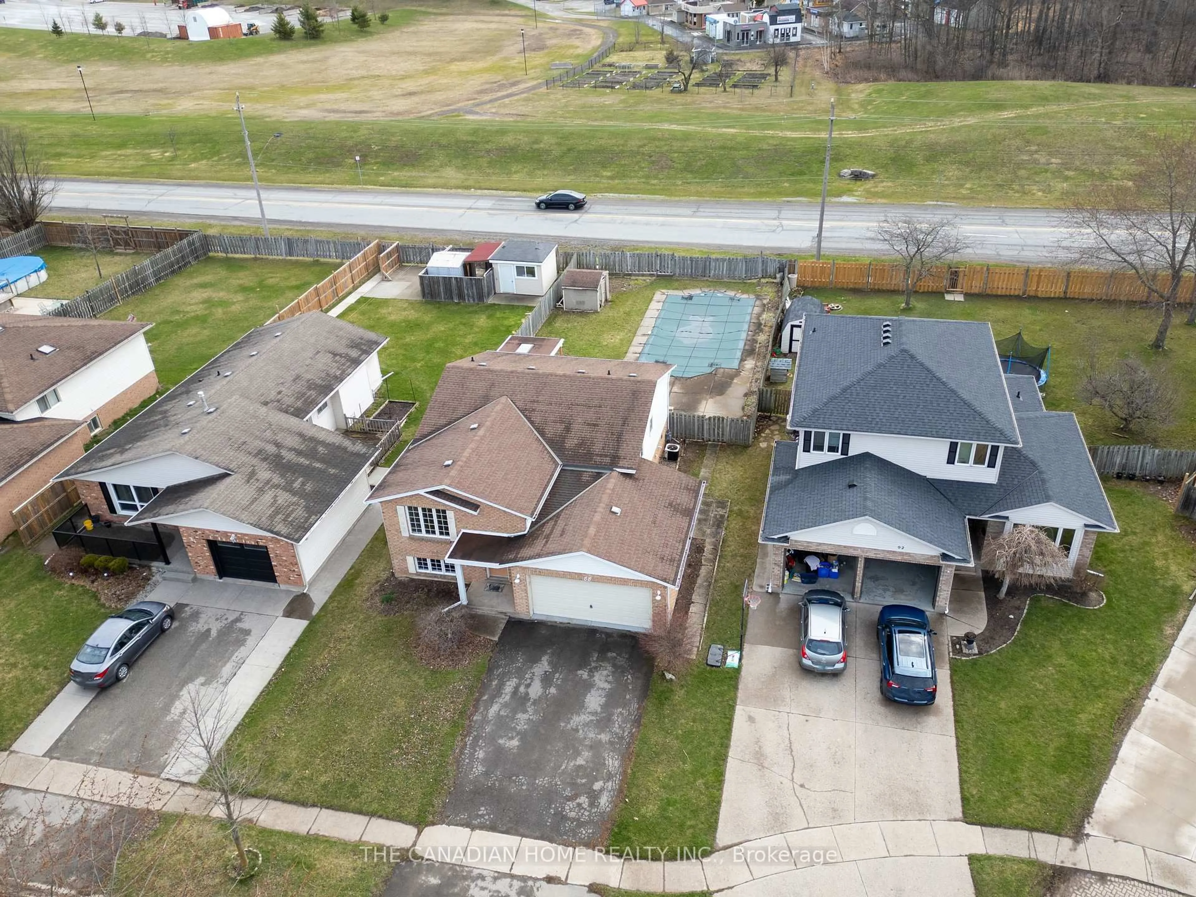 A pic from outside/outdoor area/front of a property/back of a property/a pic from drone, street for 88 CEDARVALE Cres, Welland Ontario L3C 6X1