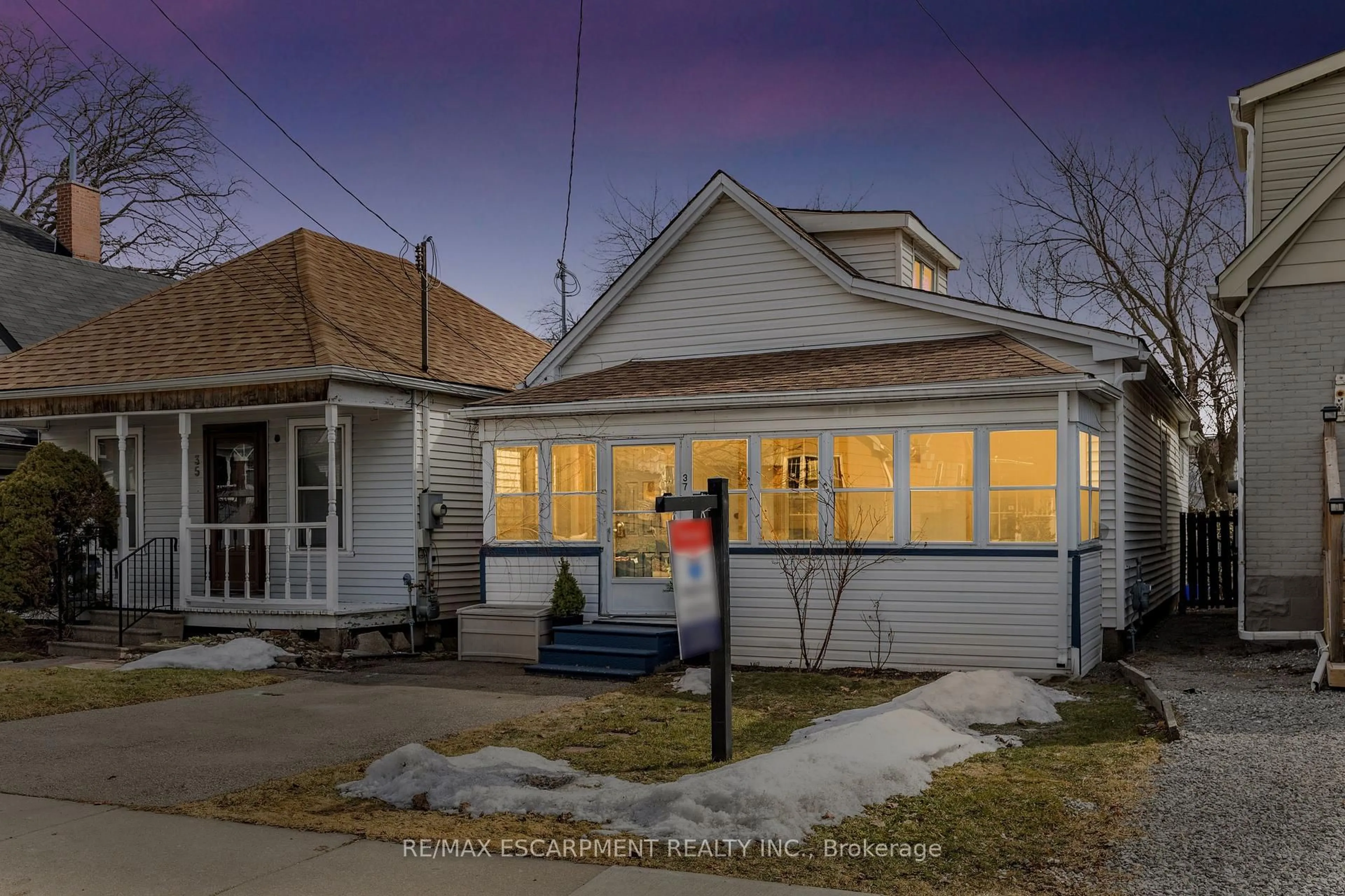 A pic from outside/outdoor area/front of a property/back of a property/a pic from drone, street for 37 East 23rd St, Hamilton Ontario L8V 2W5