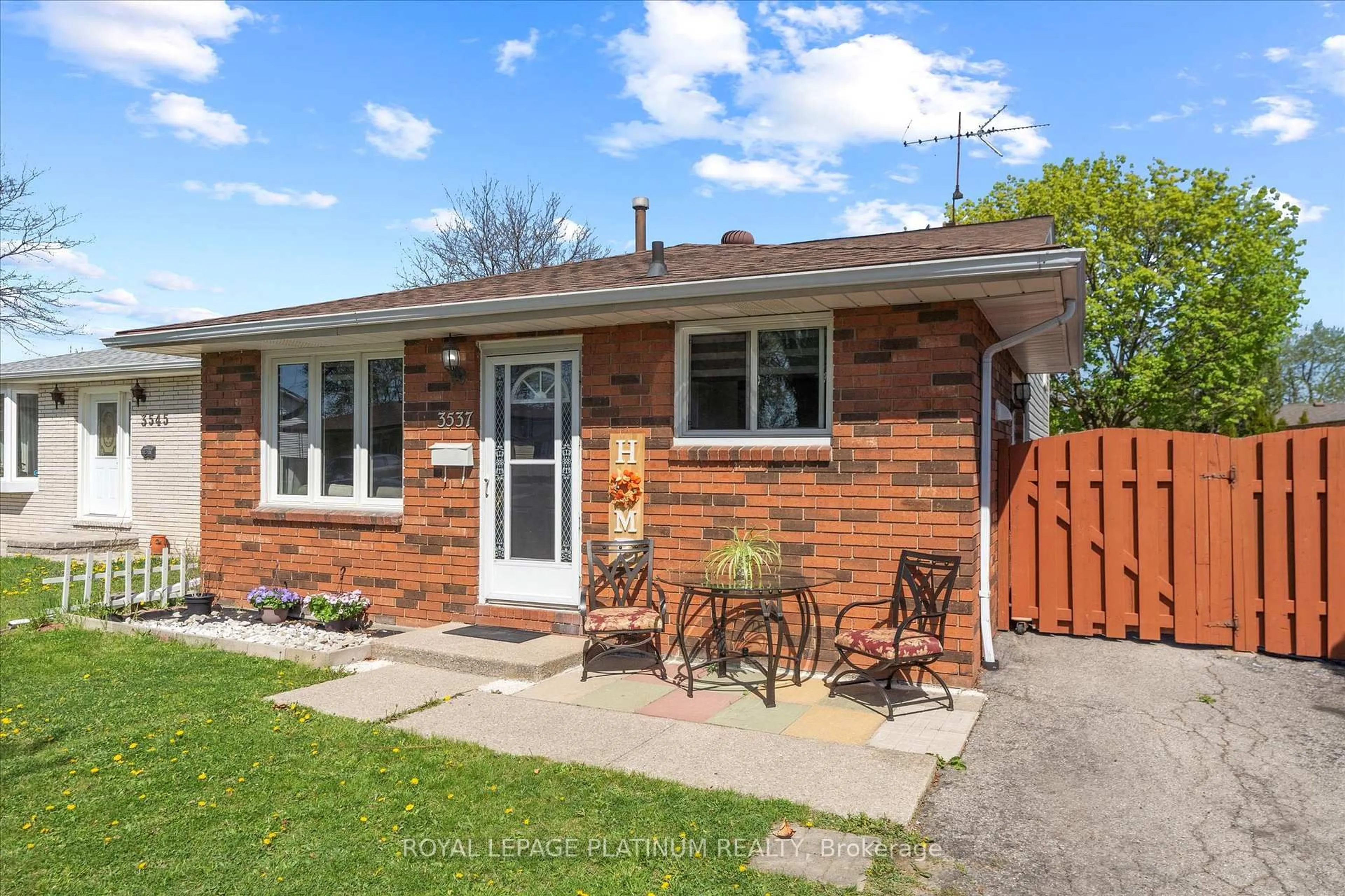 Home with brick exterior material, street for 3537 Hemlock Rd, Windsor Ontario N8R 2G5