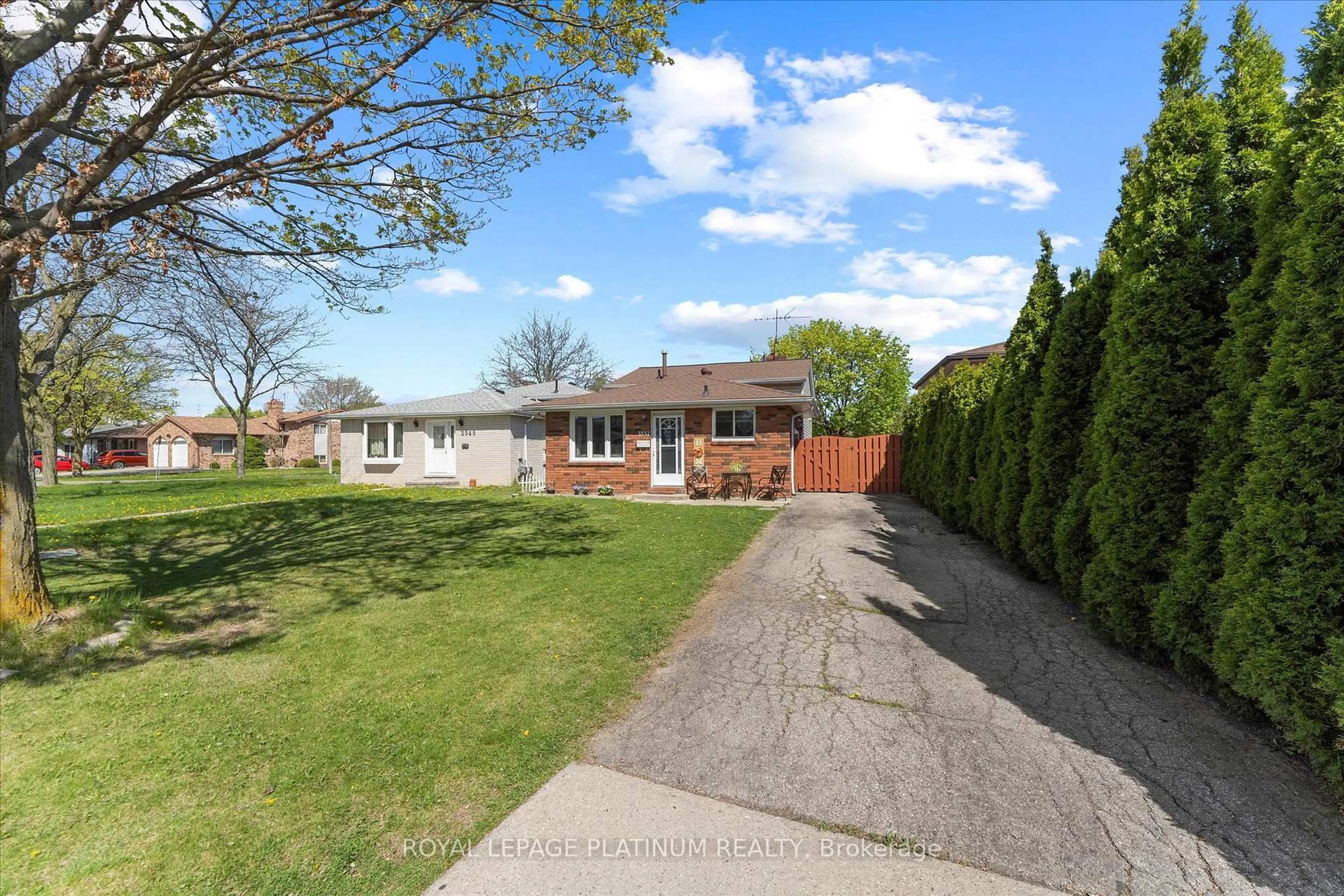 A pic from outside/outdoor area/front of a property/back of a property/a pic from drone, street for 3537 Hemlock Rd, Windsor Ontario N8R 2G5