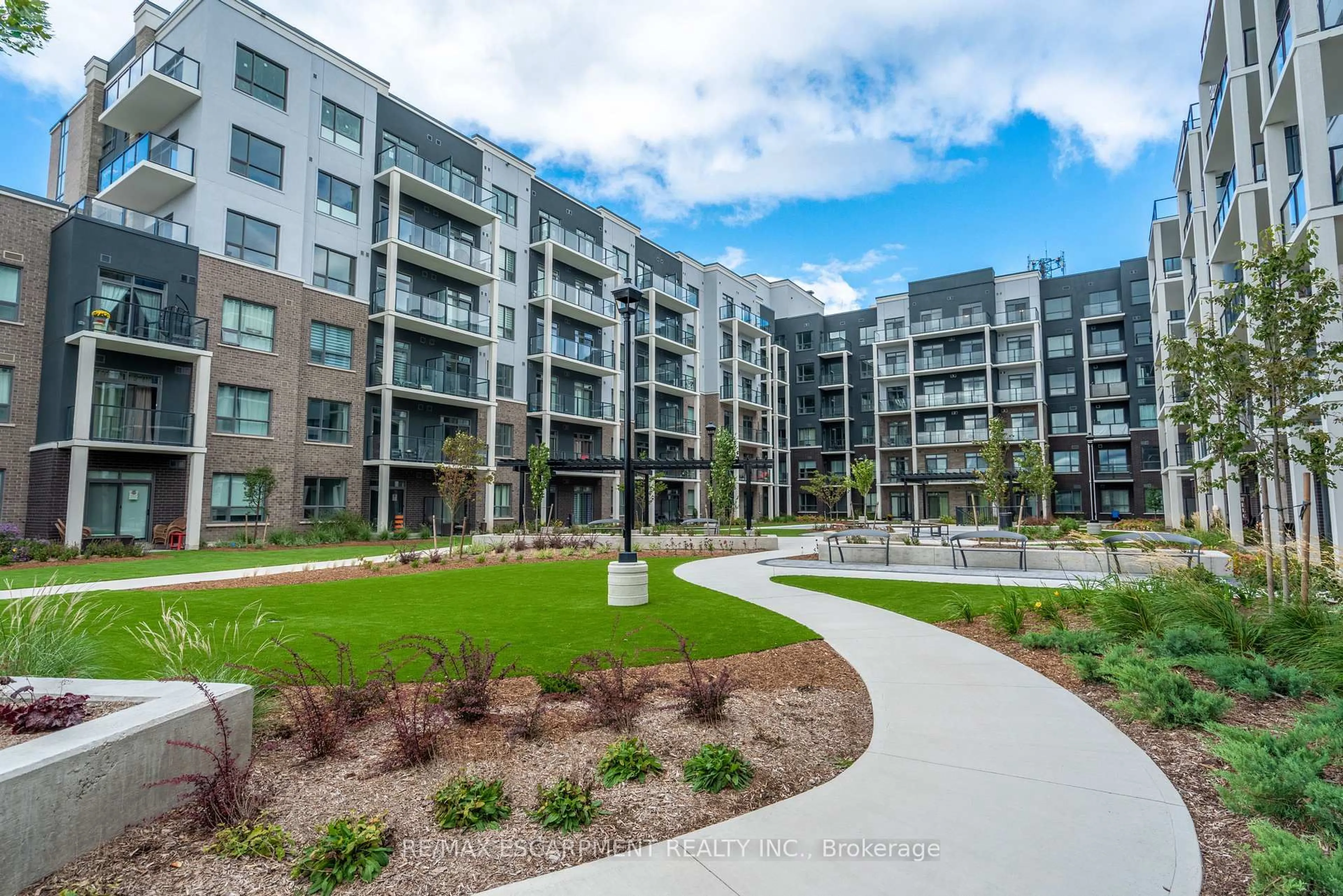 A pic from outside/outdoor area/front of a property/back of a property/a pic from drone, unknown for 5055 Greenlane Rd #336, Lincoln Ontario L3J 2J3