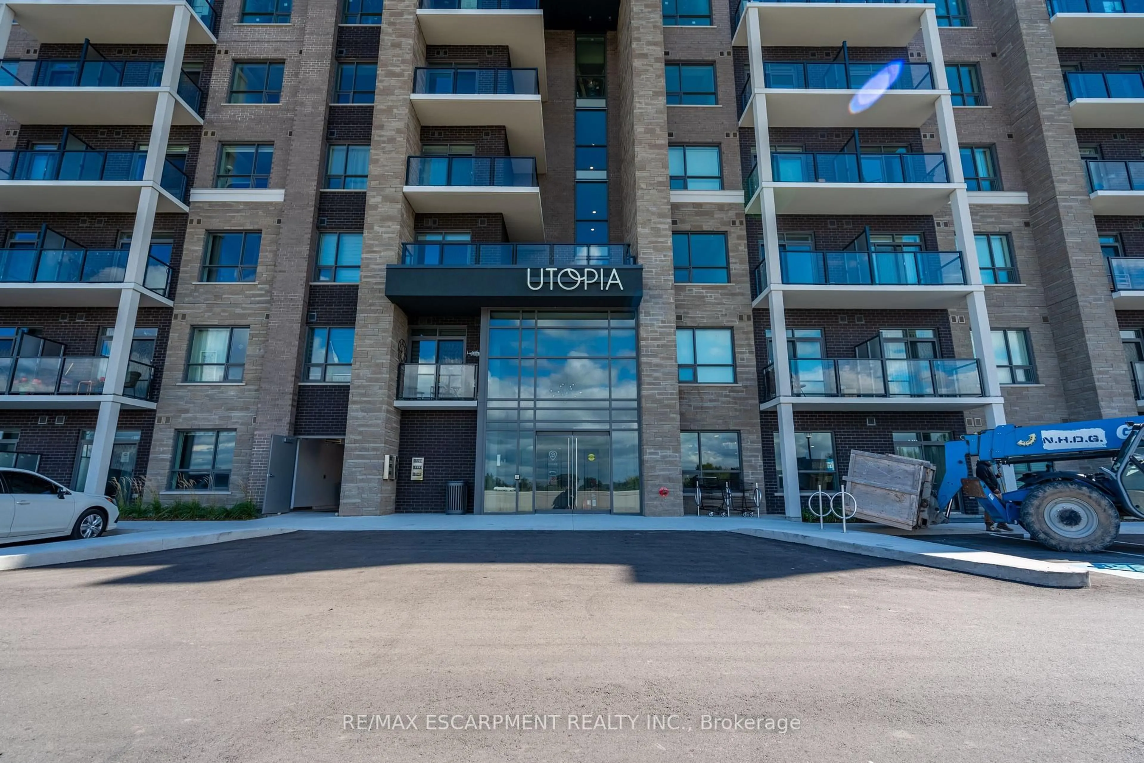 Indoor foyer for 5055 Greenlane Rd #336, Lincoln Ontario L3J 2J3