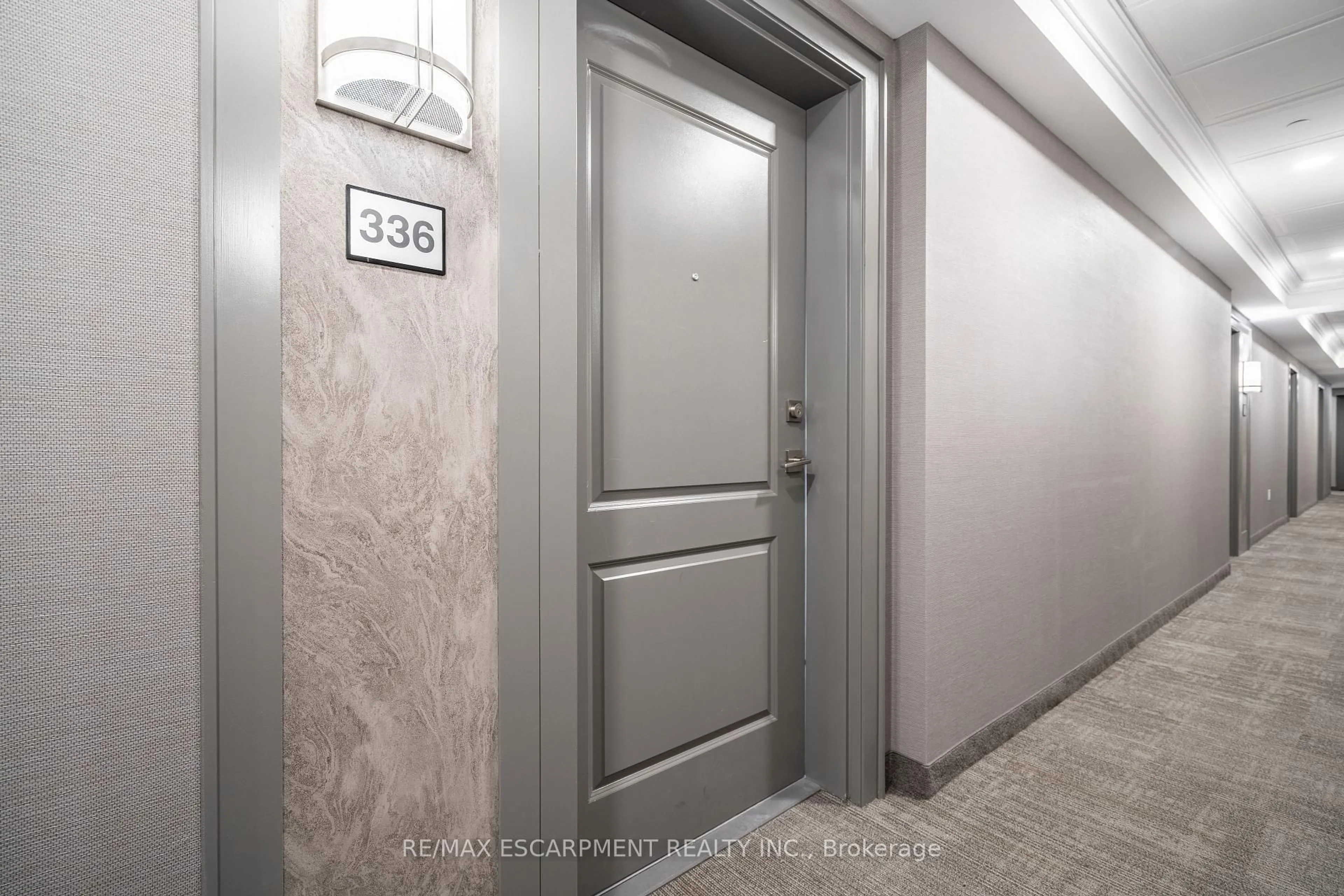 Indoor foyer for 5055 Greenlane Rd #336, Lincoln Ontario L3J 2J3