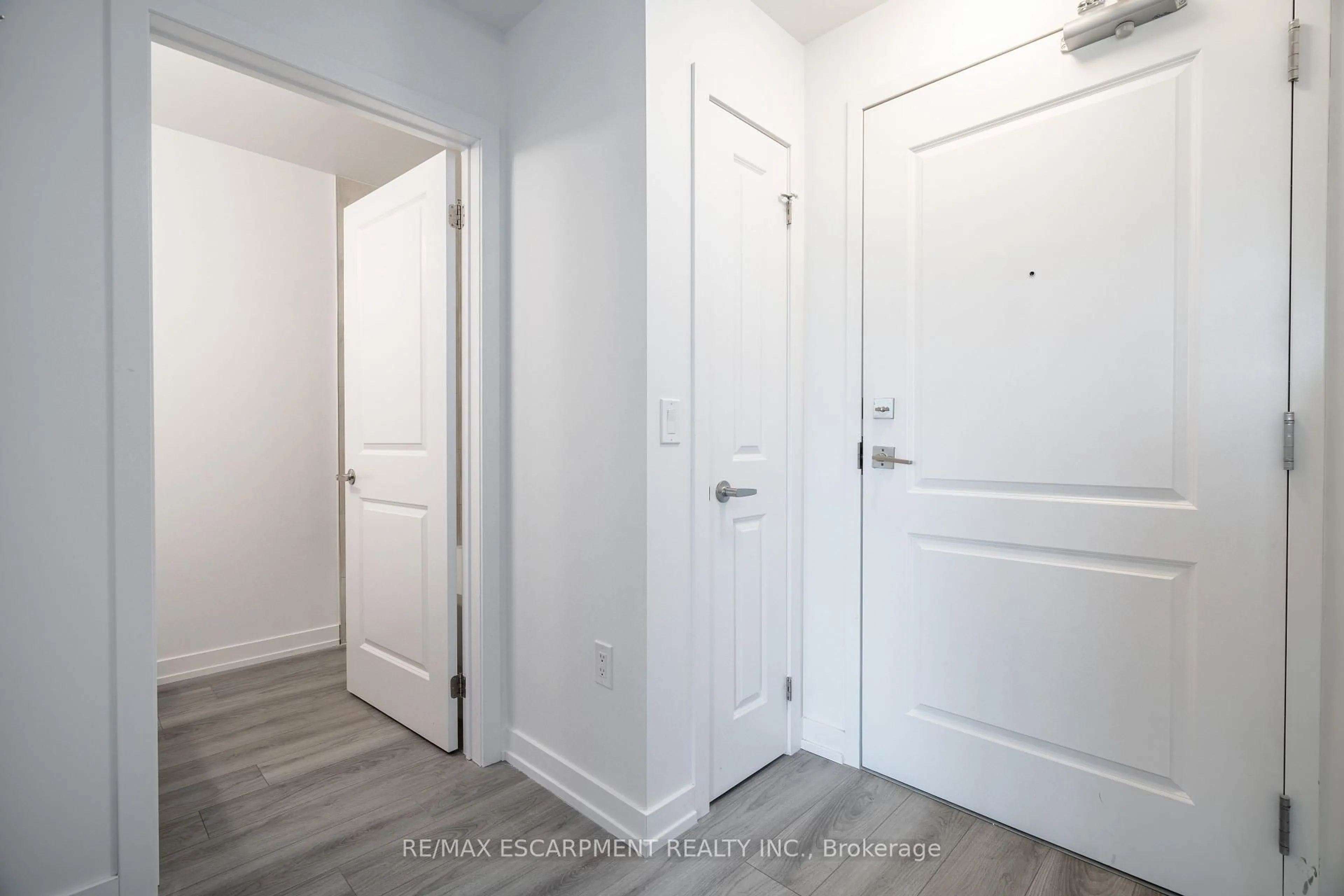 Indoor entryway for 5055 Greenlane Rd #336, Lincoln Ontario L3J 2J3