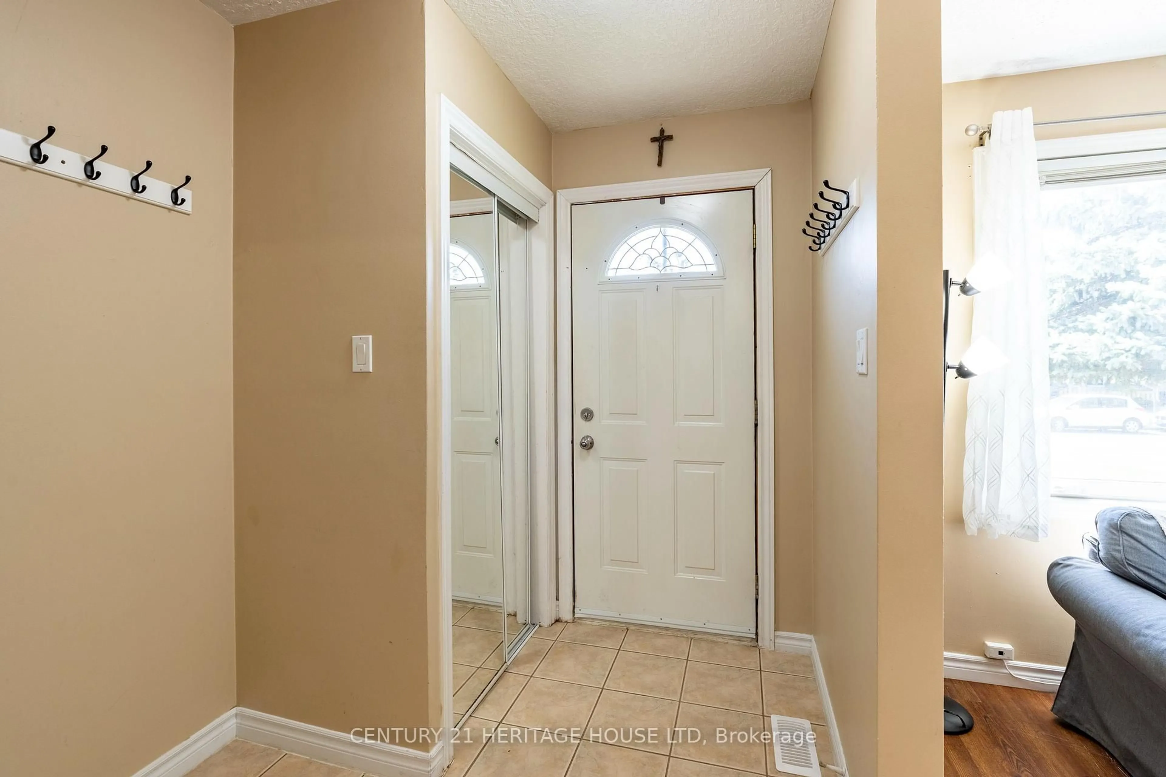 Indoor entryway for 58 Breckenridge Dr, Kitchener Ontario N2B 2N9