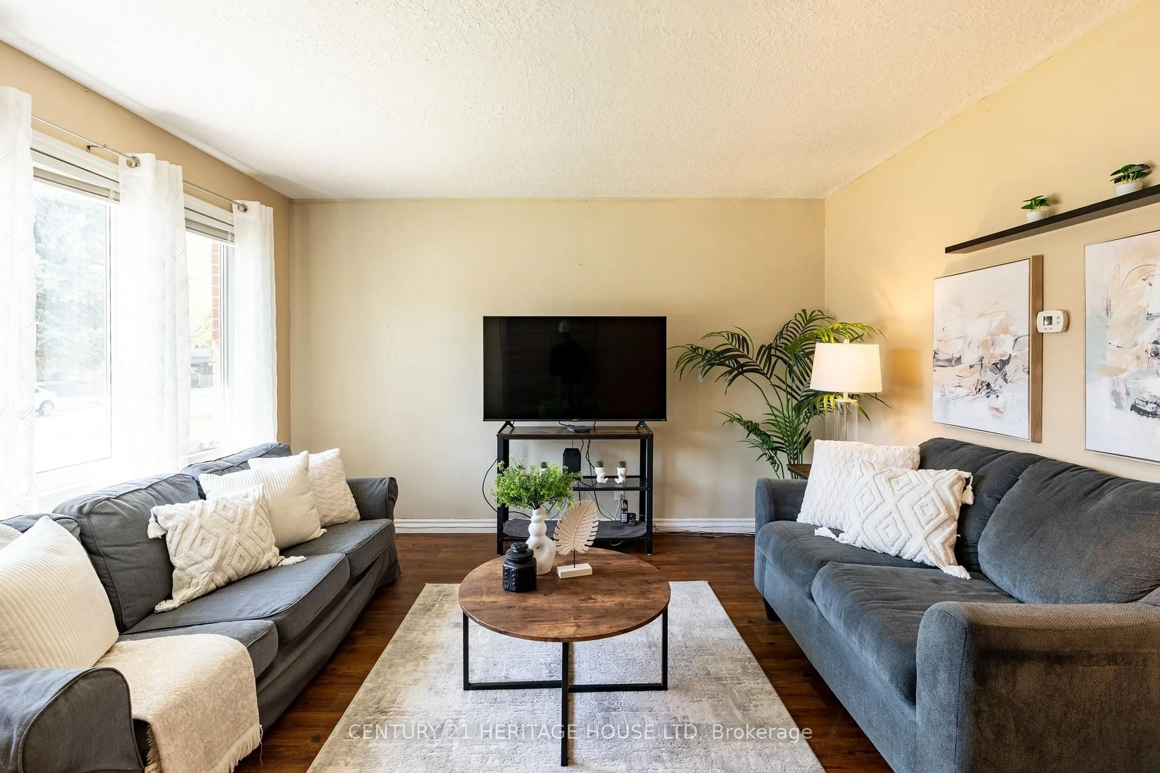 Living room with furniture, unknown for 58 Breckenridge Dr, Kitchener Ontario N2B 2N9