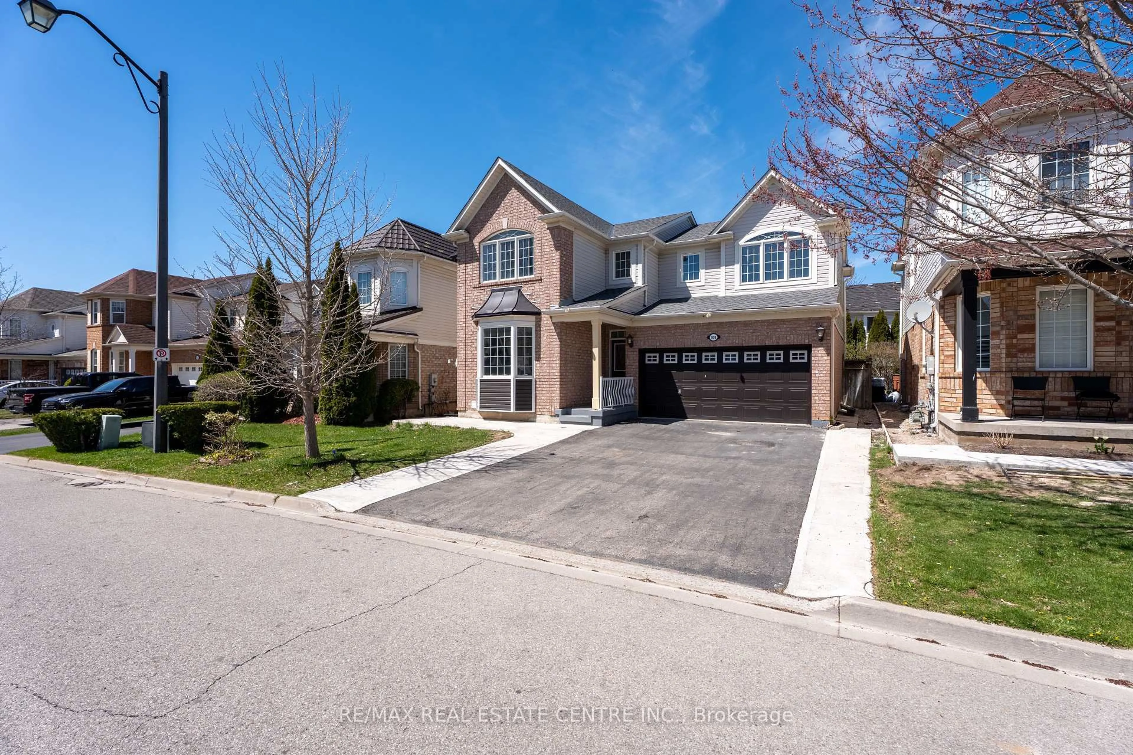 A pic from outside/outdoor area/front of a property/back of a property/a pic from drone, street for 108 Brayshaw Dr, Cambridge Ontario N1T 2H5
