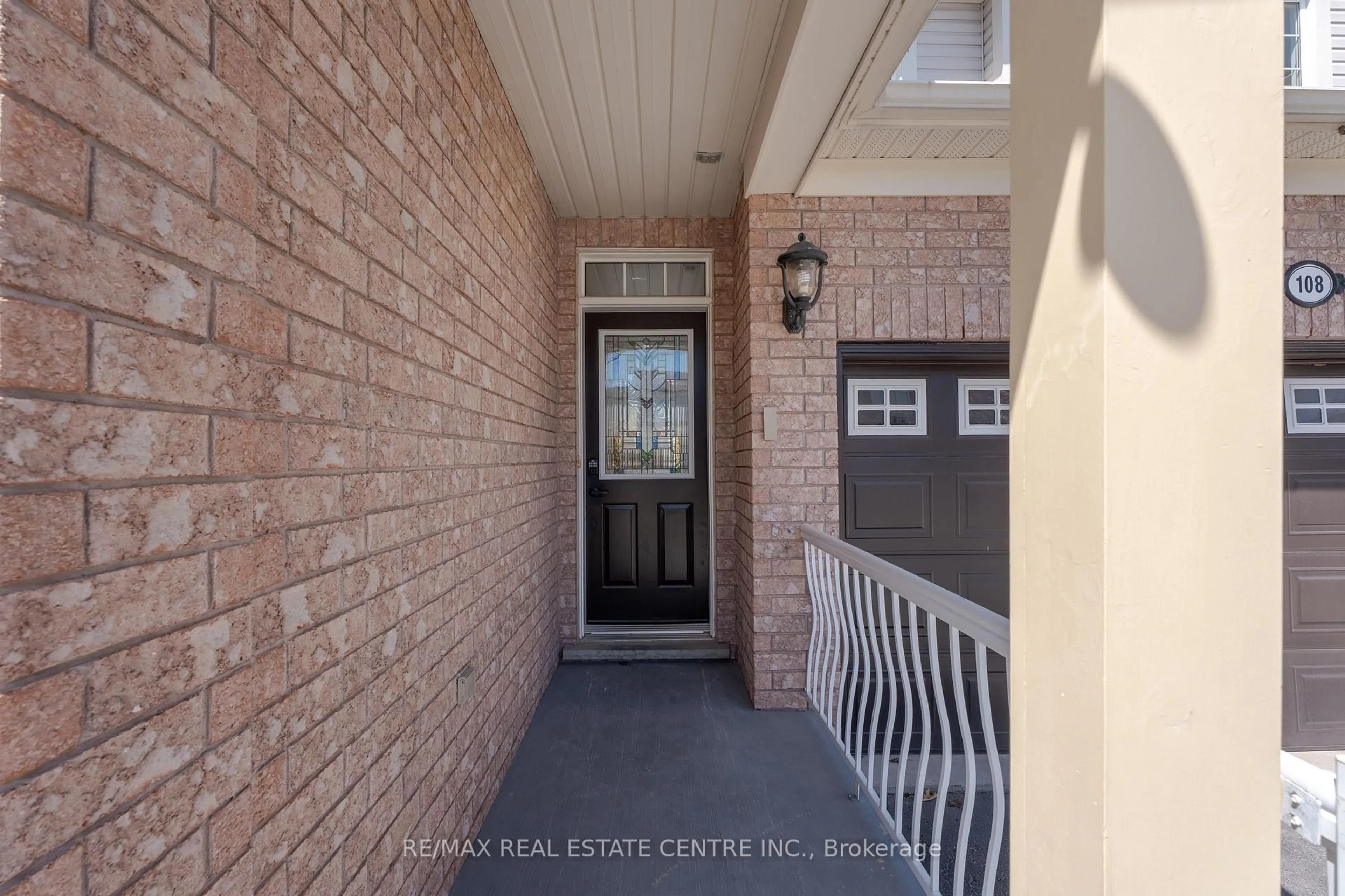 Indoor entryway for 108 Brayshaw Dr, Cambridge Ontario N1T 2H5