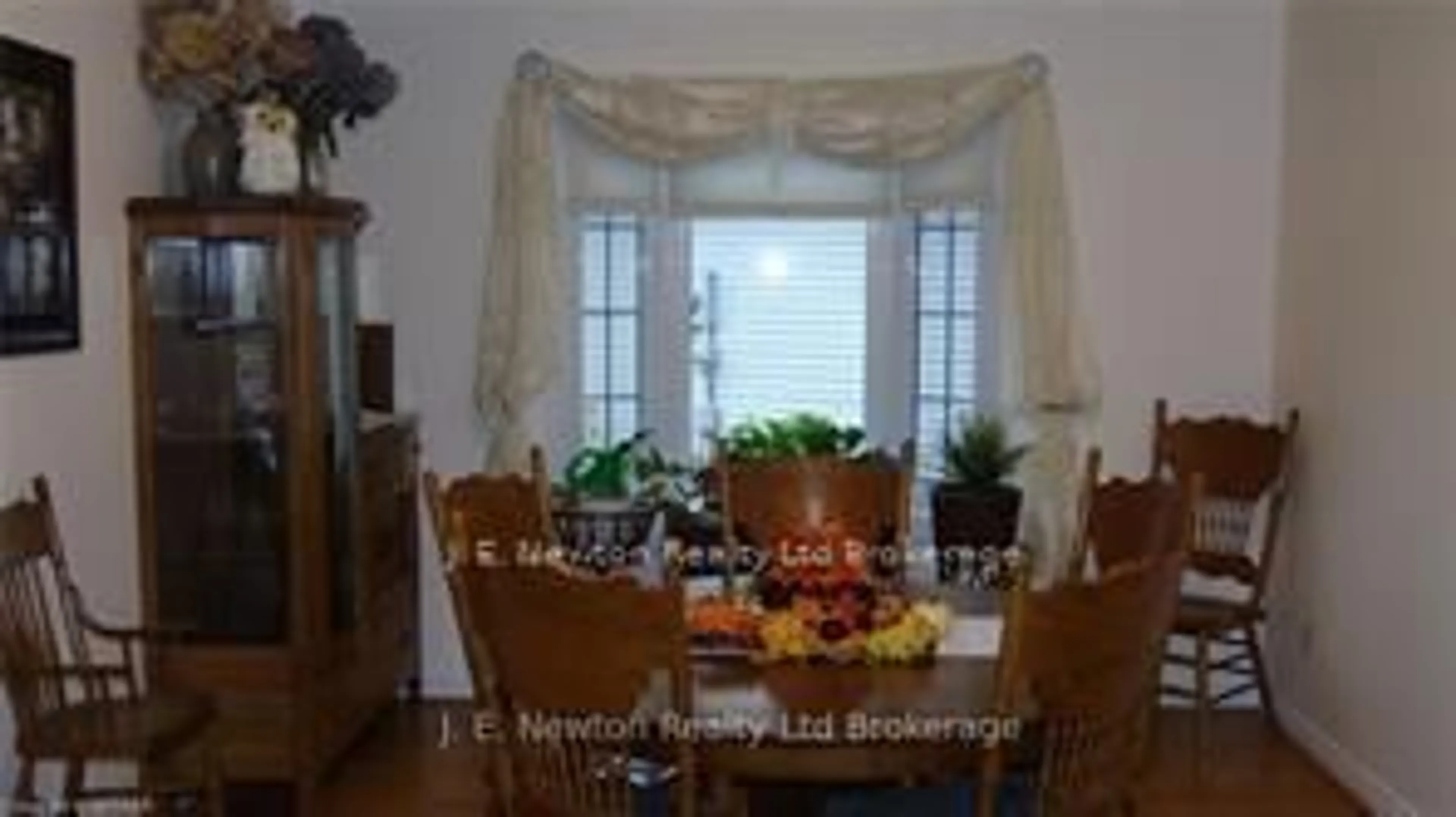 Dining room, wood/laminate floor for 5 Dereham Dr, Tillsonburg Ontario N4G 5L8