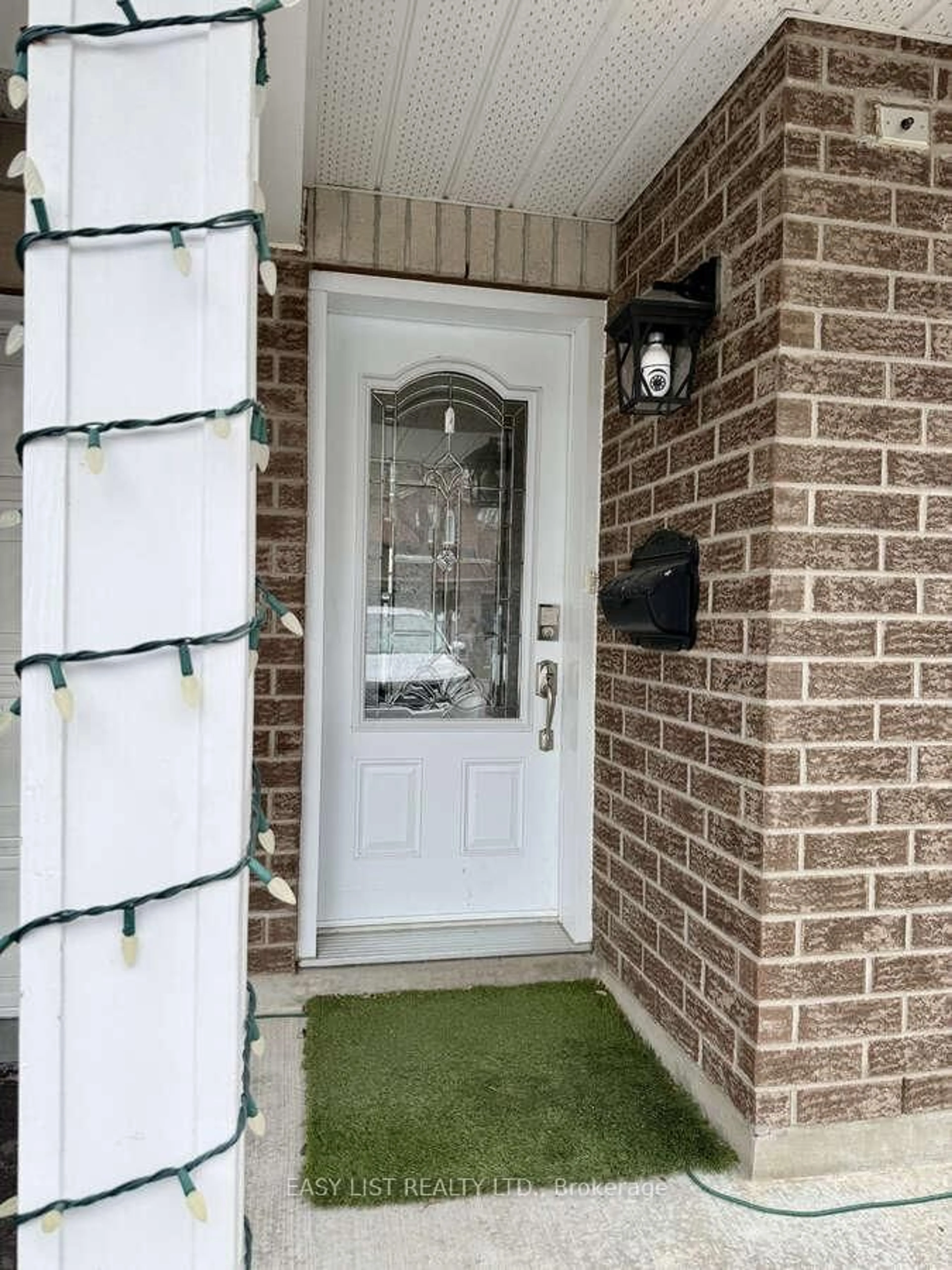 Indoor entryway for 70 Appledale Dr, Ottawa Ontario K2J 4W6