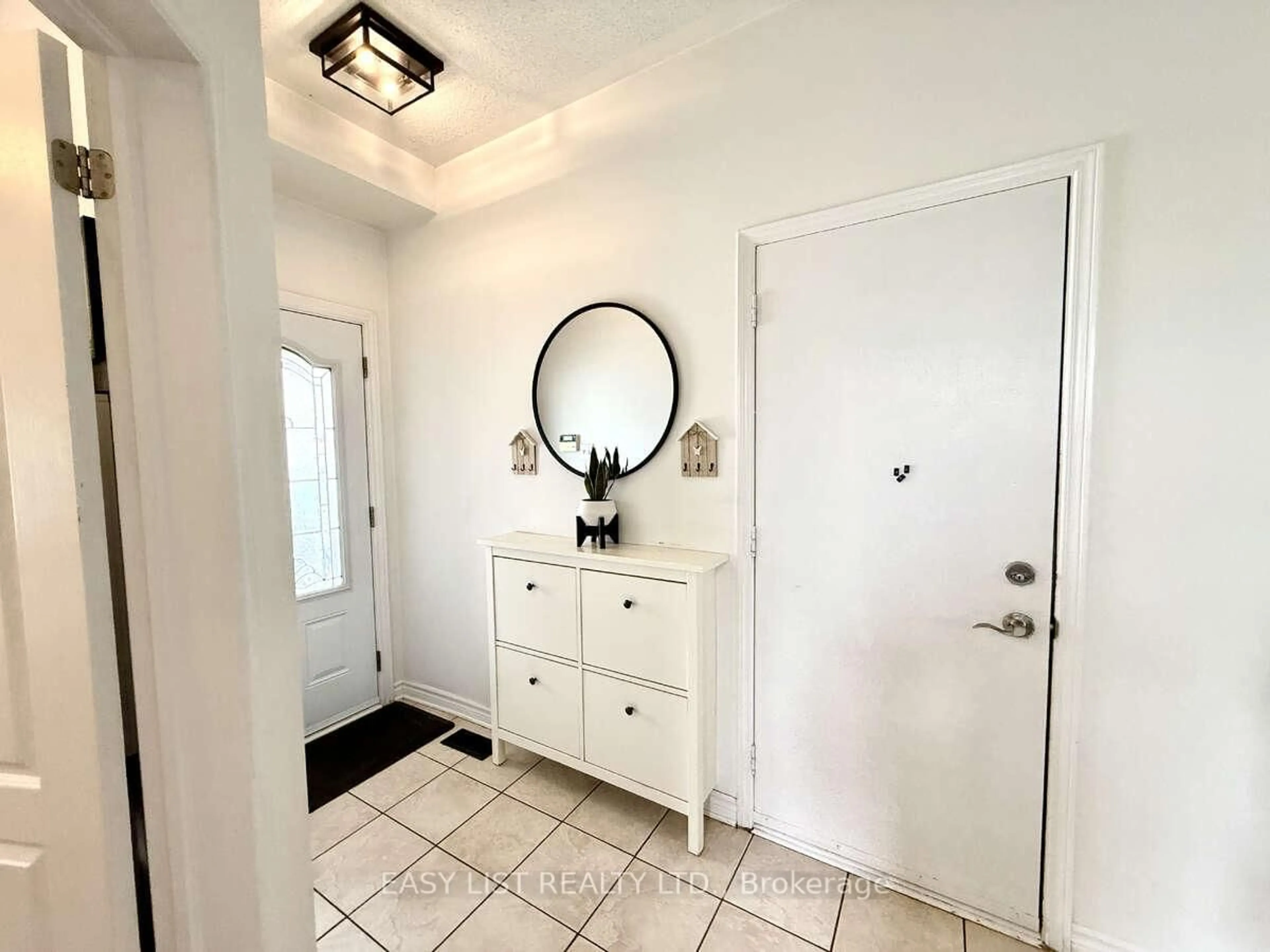 Indoor entryway for 70 Appledale Dr, Ottawa Ontario K2J 4W6
