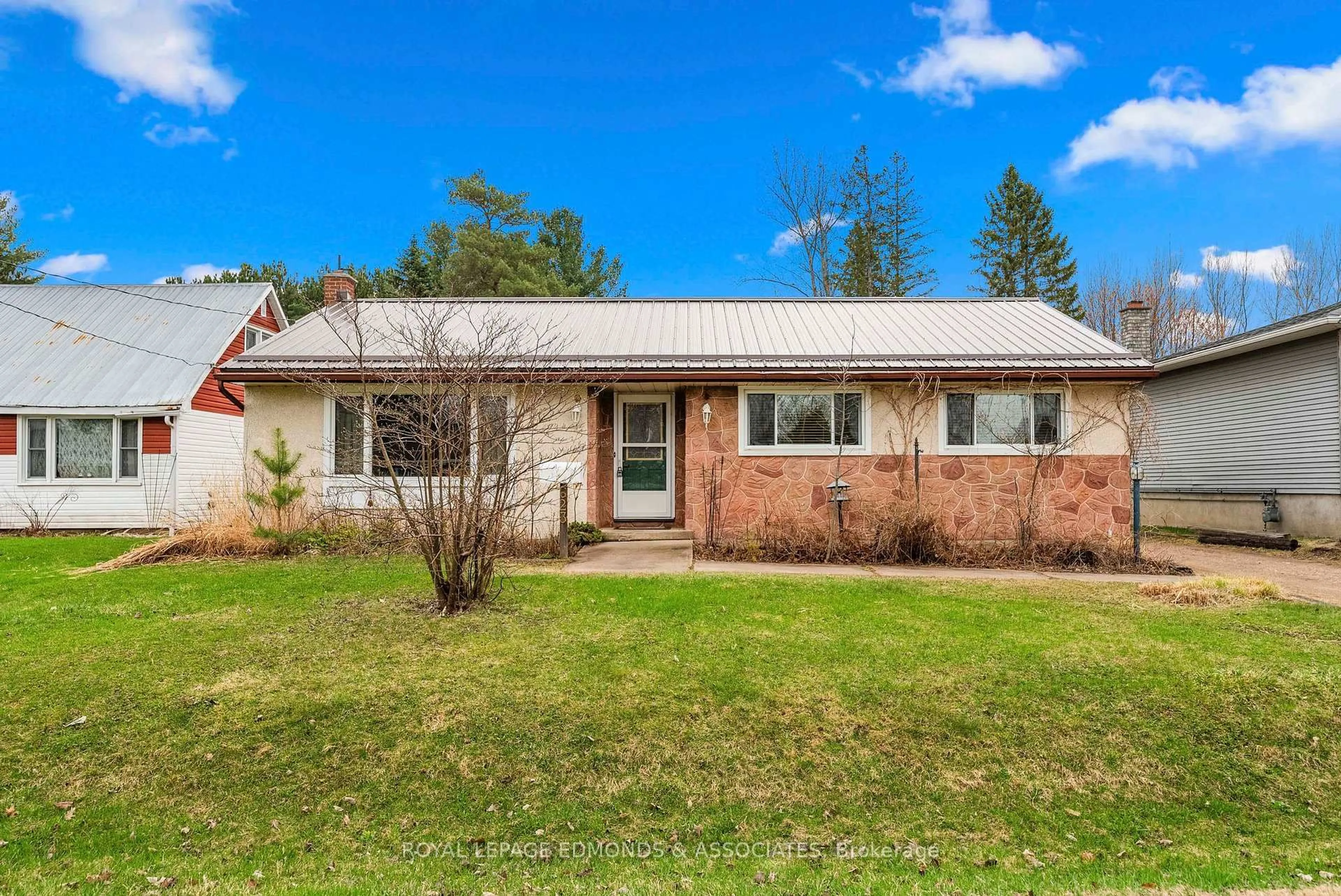 Home with vinyl exterior material, street for 623 Willow Dr, Laurentian Valley Ontario K8A 4J2