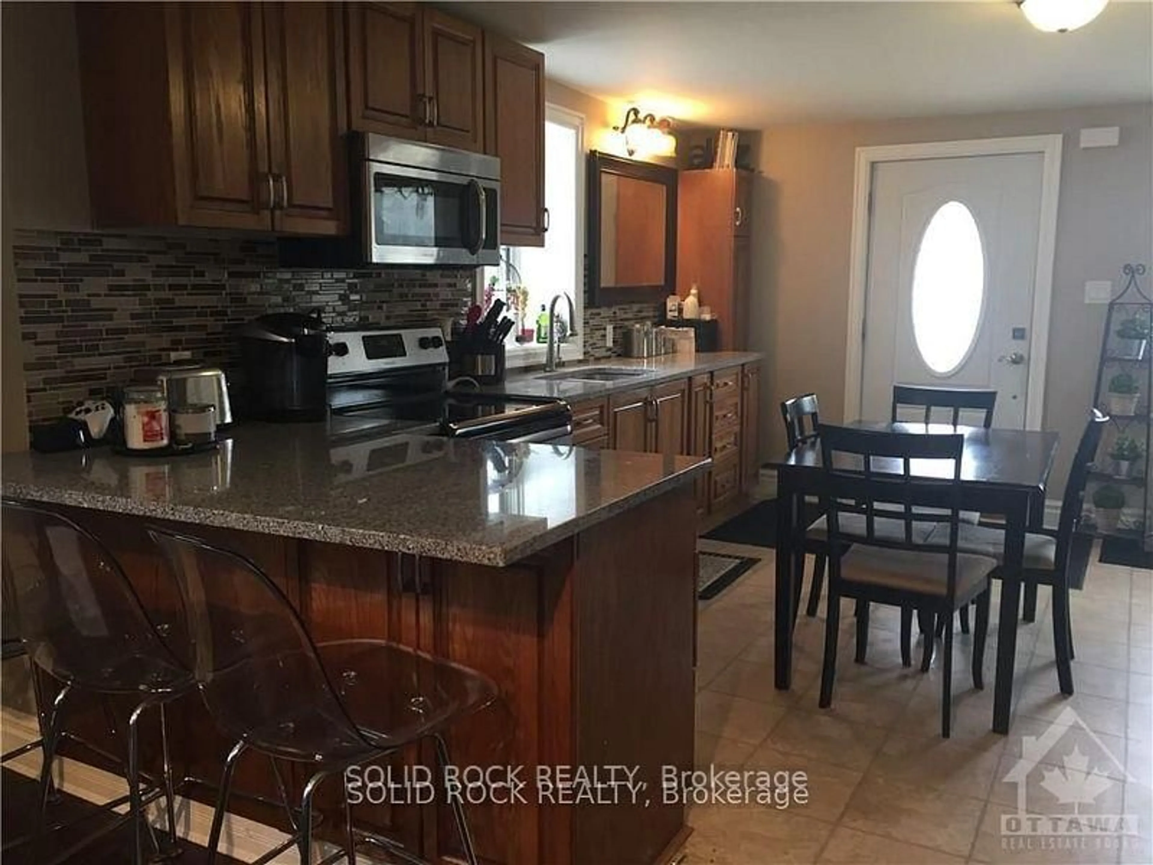 Open concept kitchen, ceramic/tile floor for 1368-1370 Meadow Dr, Greely Ontario K4P 1N3