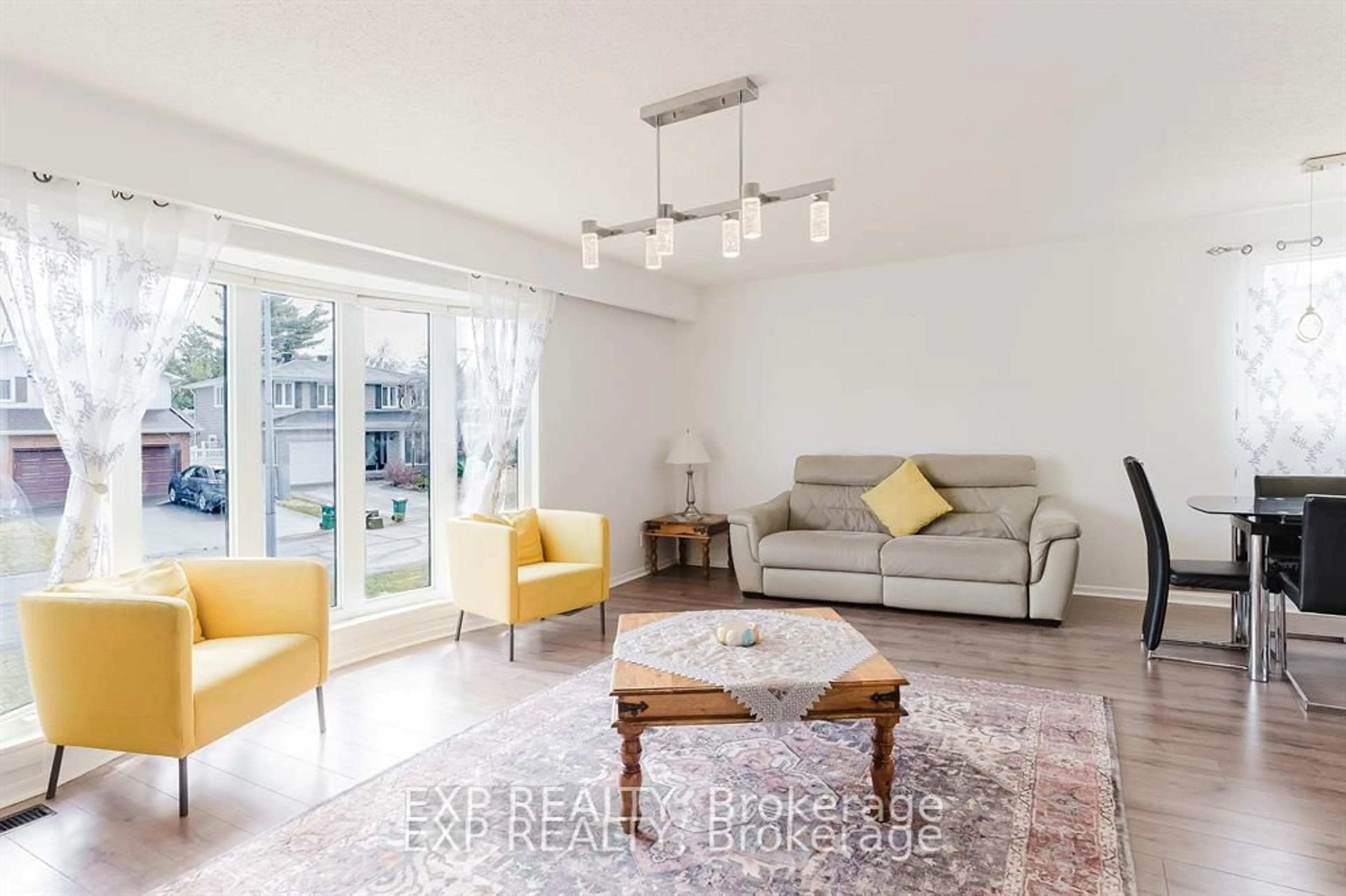 Living room with furniture, unknown for 4 PARKLANE Crt, Ottawa Ontario K1B 3H2