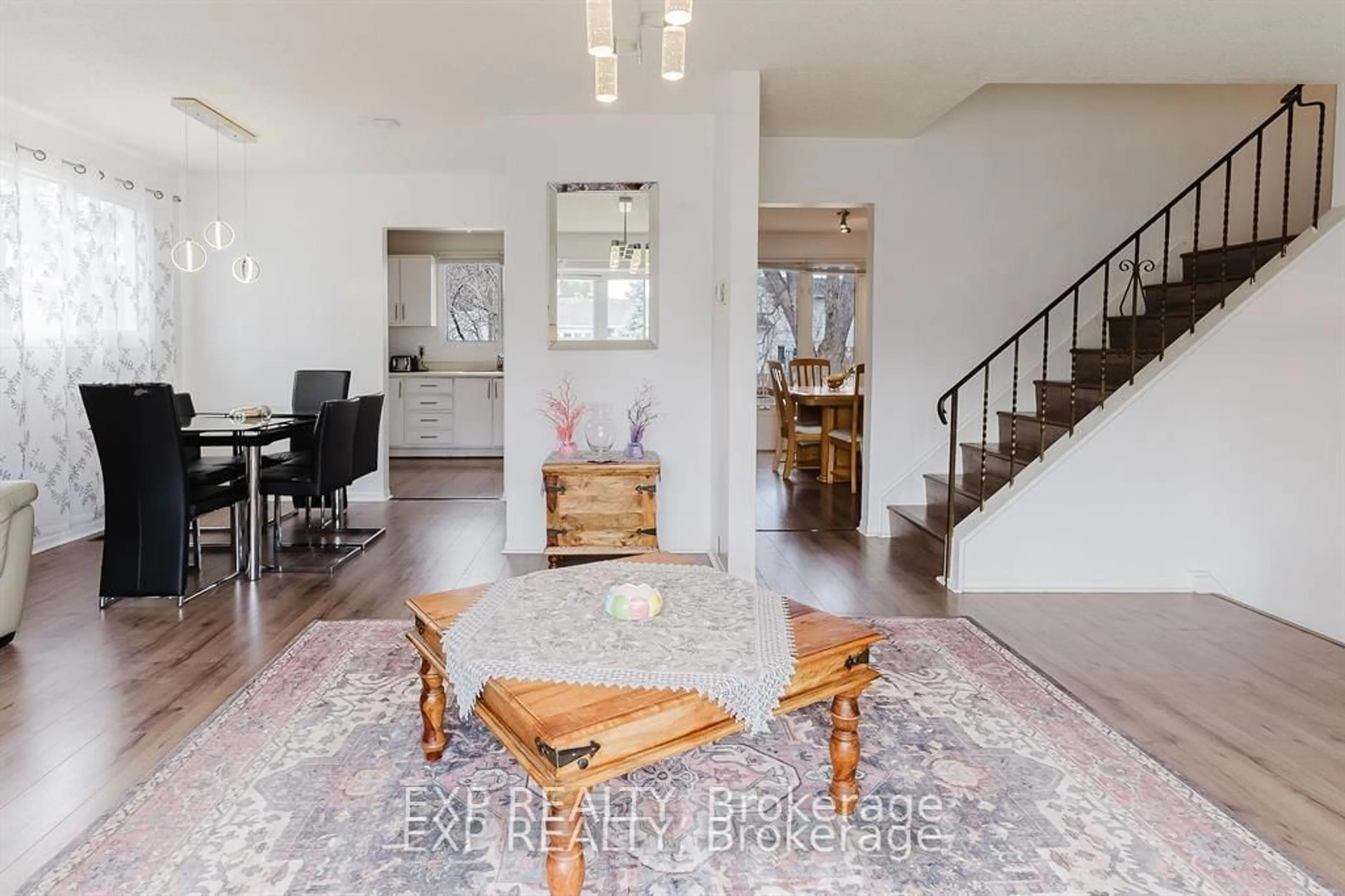 Indoor entryway for 4 PARKLANE Crt, Ottawa Ontario K1B 3H2