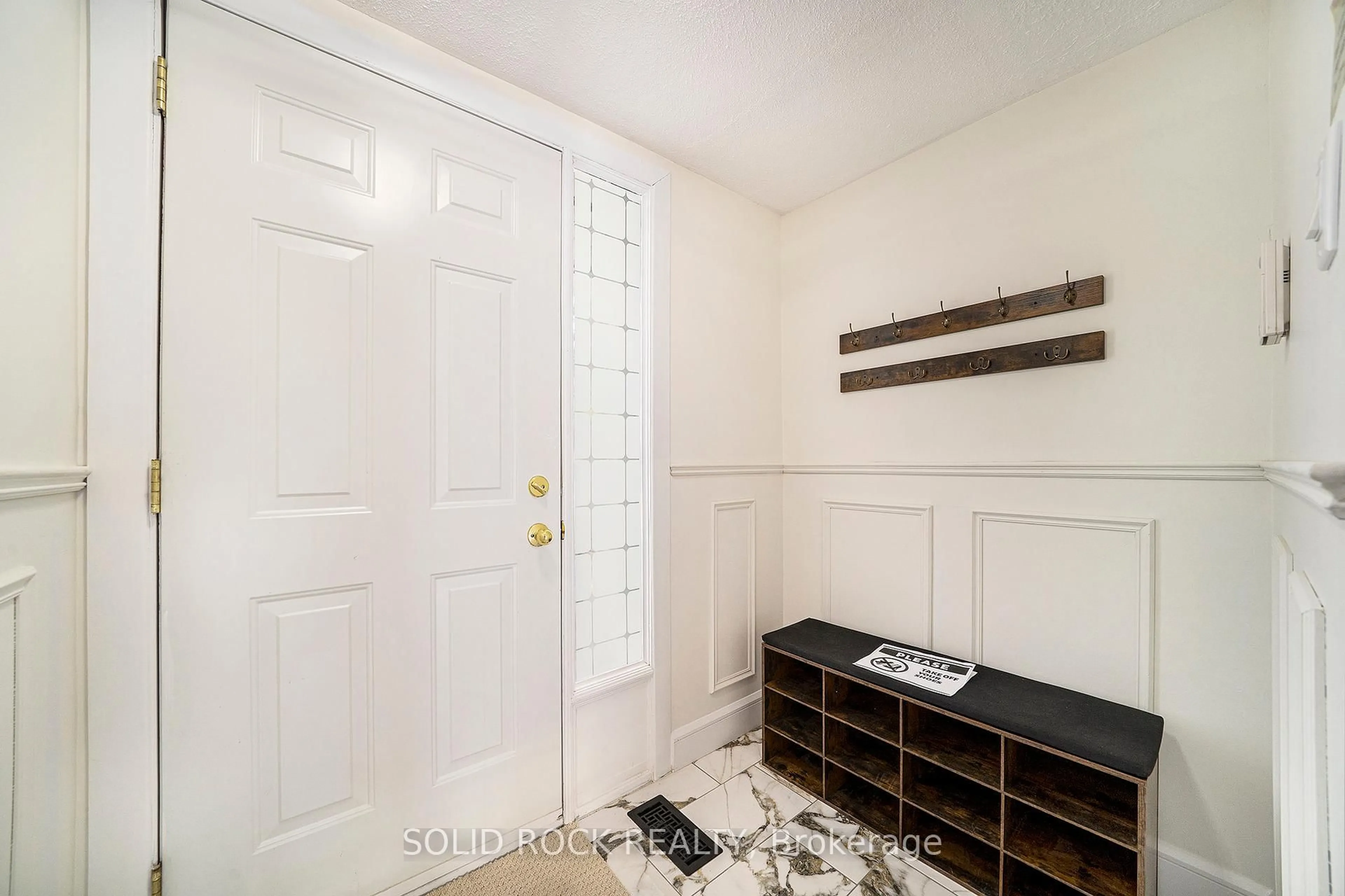 Indoor entryway for 1641 Heatherington Rd #1, Ottawa Ontario K1V 8V8