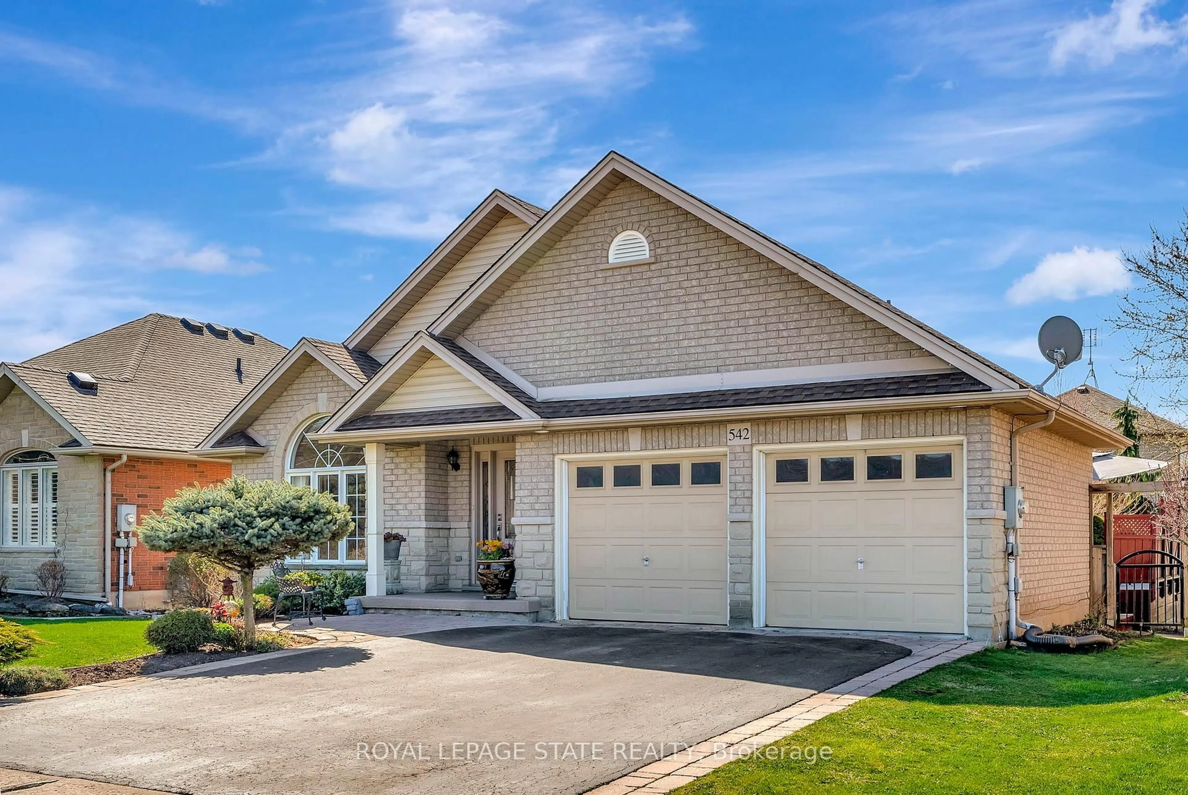 Home with vinyl exterior material, street for 542 Jerseyville Rd, Hamilton Ontario L9G 3L5