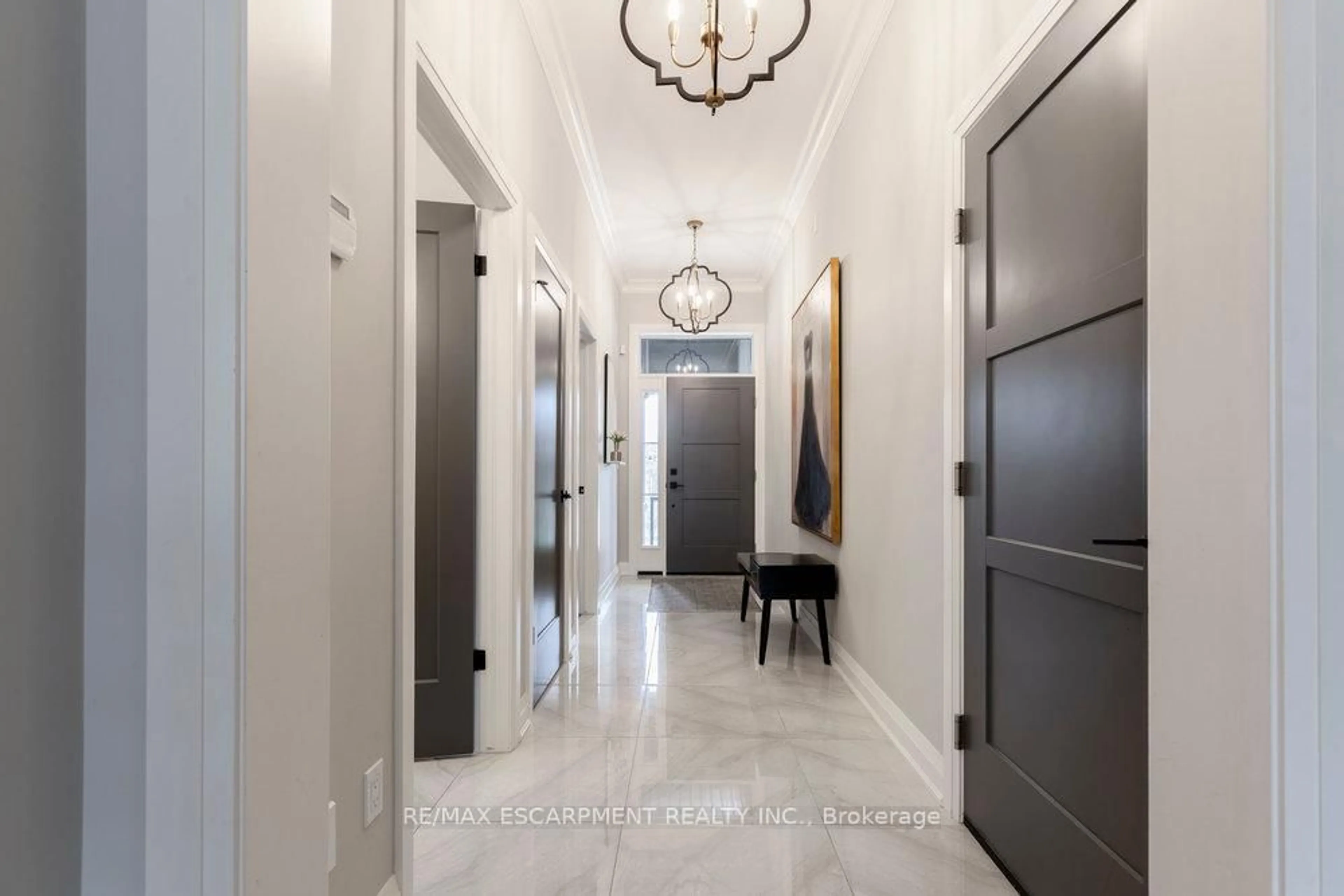 Indoor entryway for 98 CARRICK Tr, Welland Ontario L3B 0E8