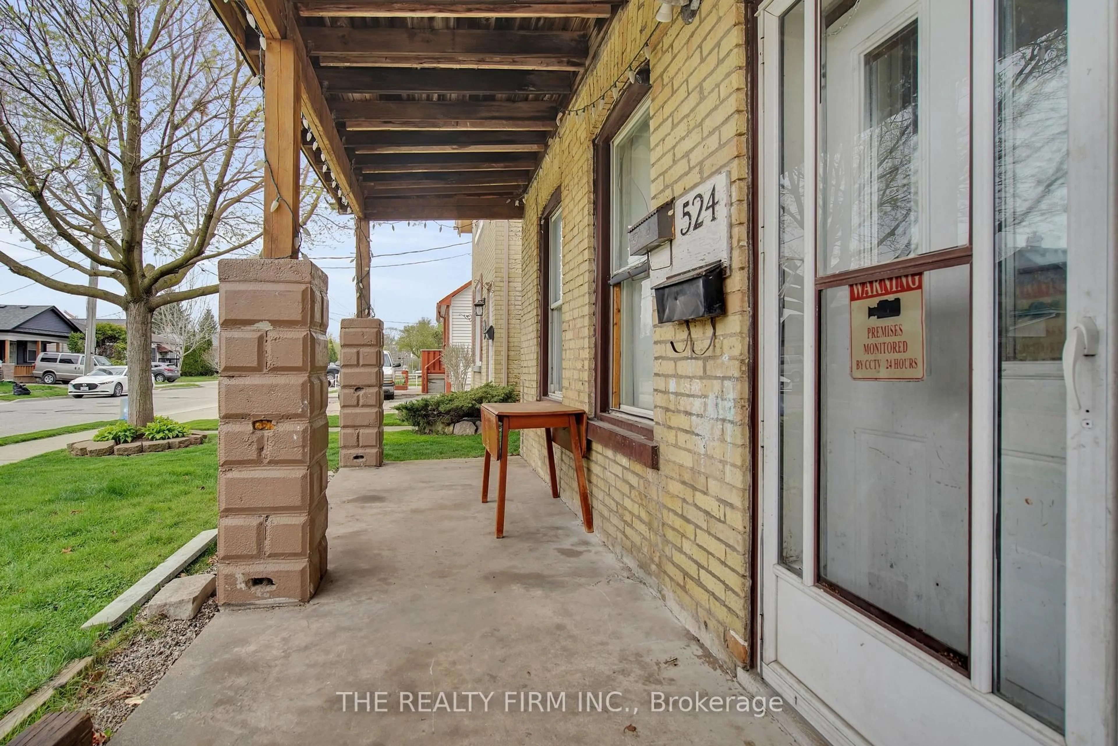 Patio, street for 524 Simcoe St, London East Ontario N6B 1K4