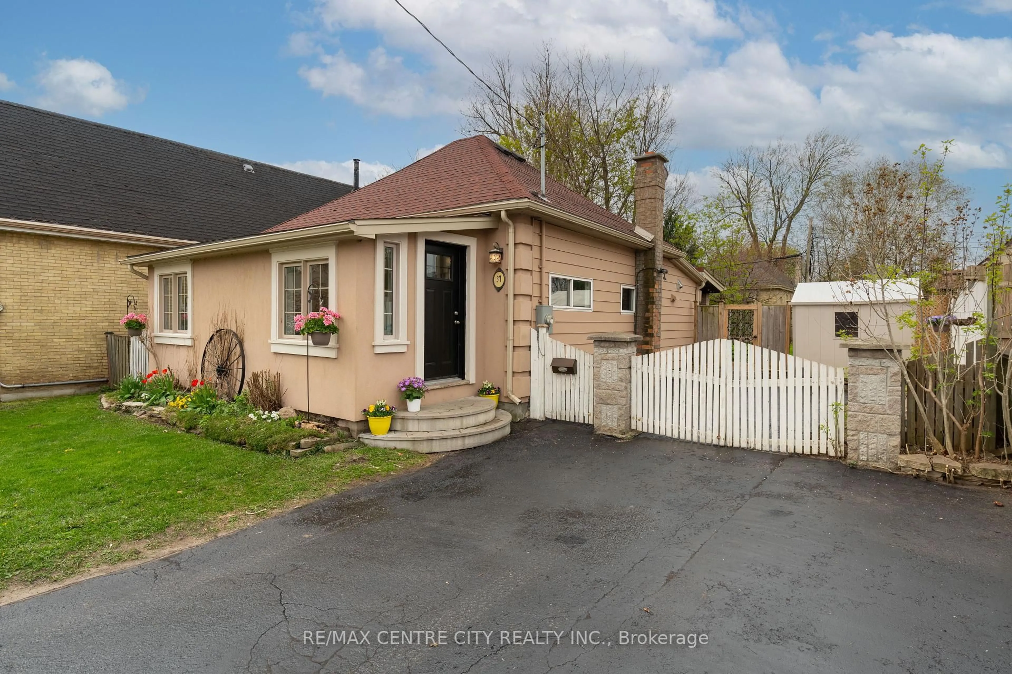 Unknown for 37 Pegler St, London East Ontario N5Z 2B4