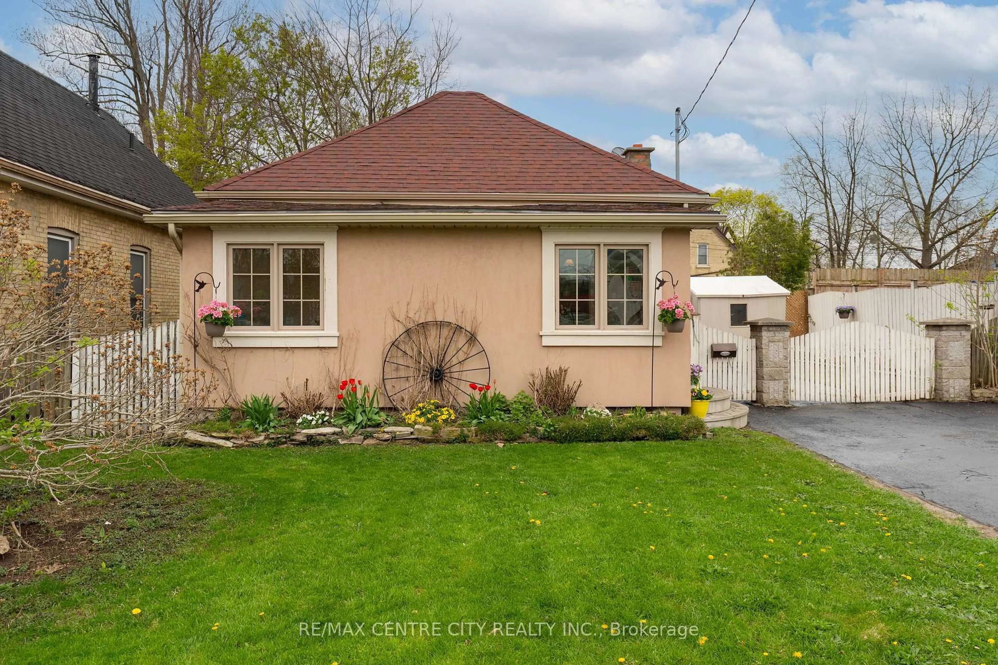 Unknown for 37 Pegler St, London East Ontario N5Z 2B4