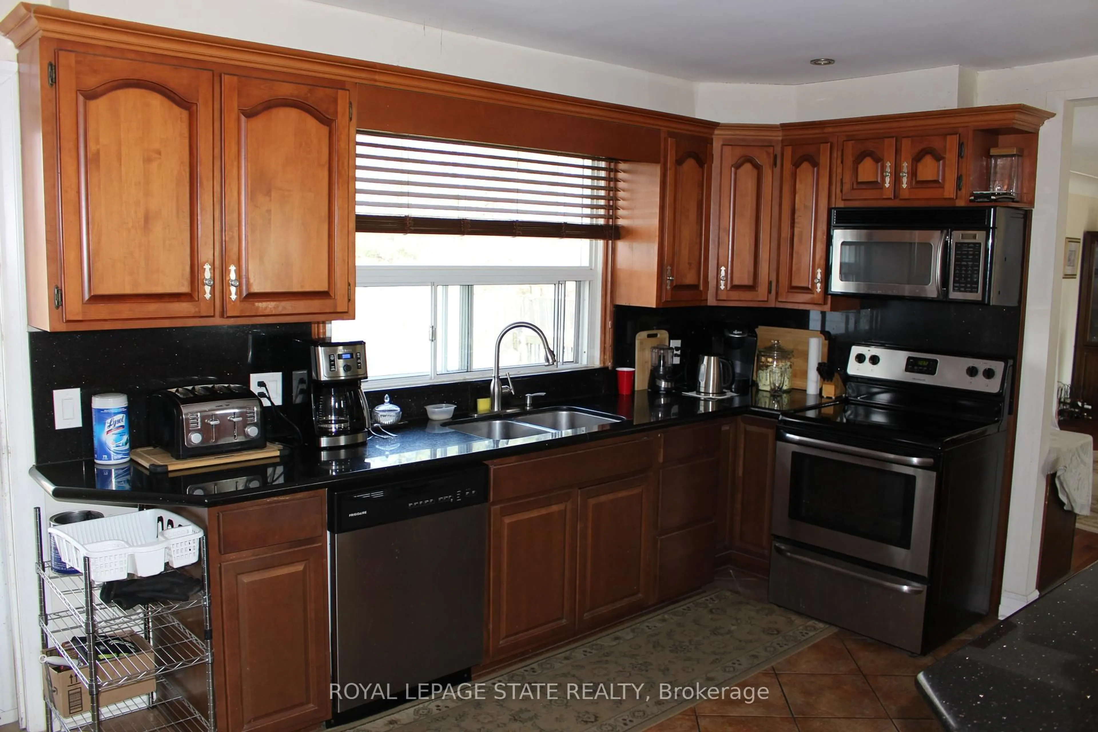 Standard kitchen, ceramic/tile floor for 2112 Upper James St, Hamilton Ontario L0R 1W0