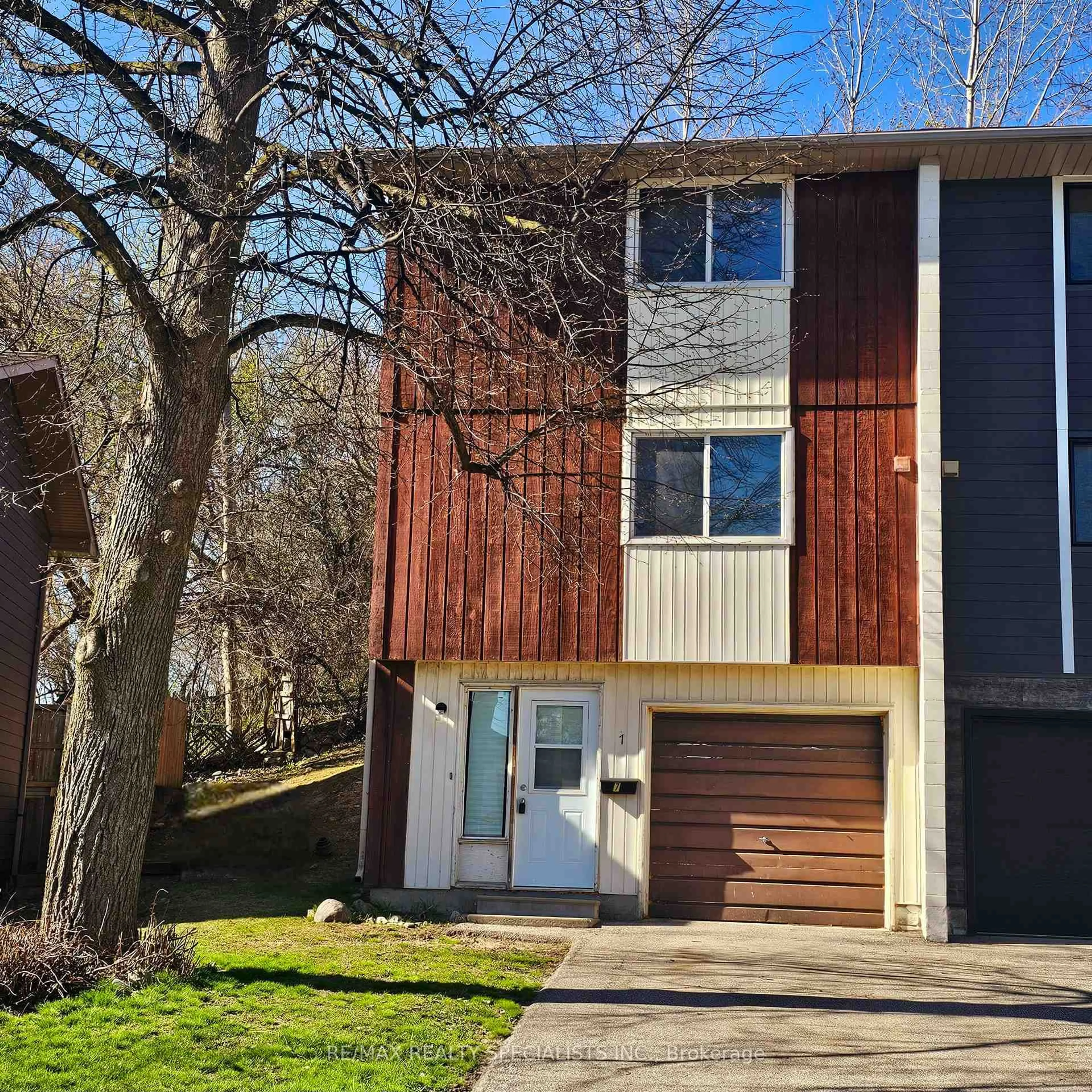 Home with vinyl exterior material, street for 135 Chalmers St #7, Cambridge Ontario N1R 6M2