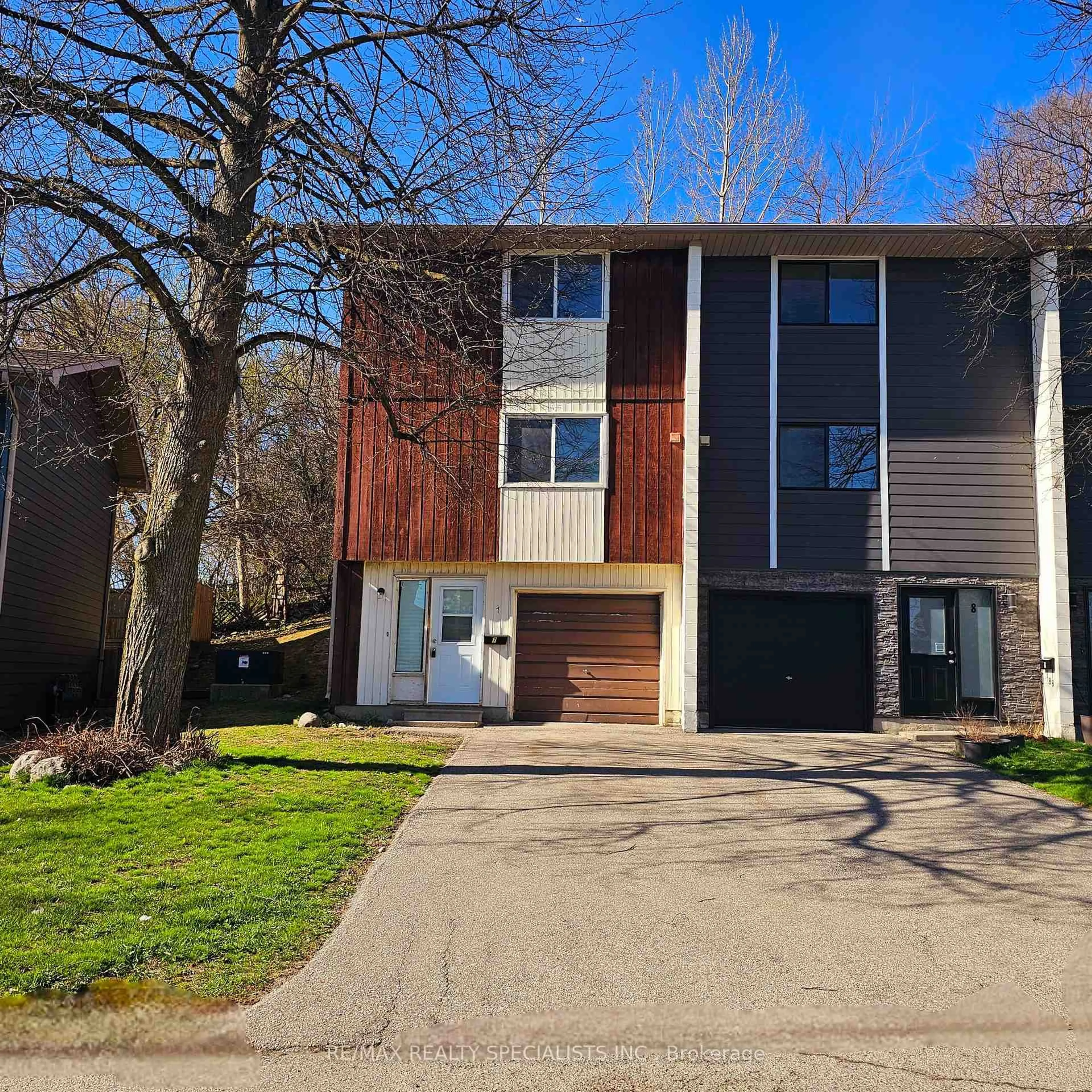 Home with vinyl exterior material, street for 135 Chalmers St #7, Cambridge Ontario N1R 6M2