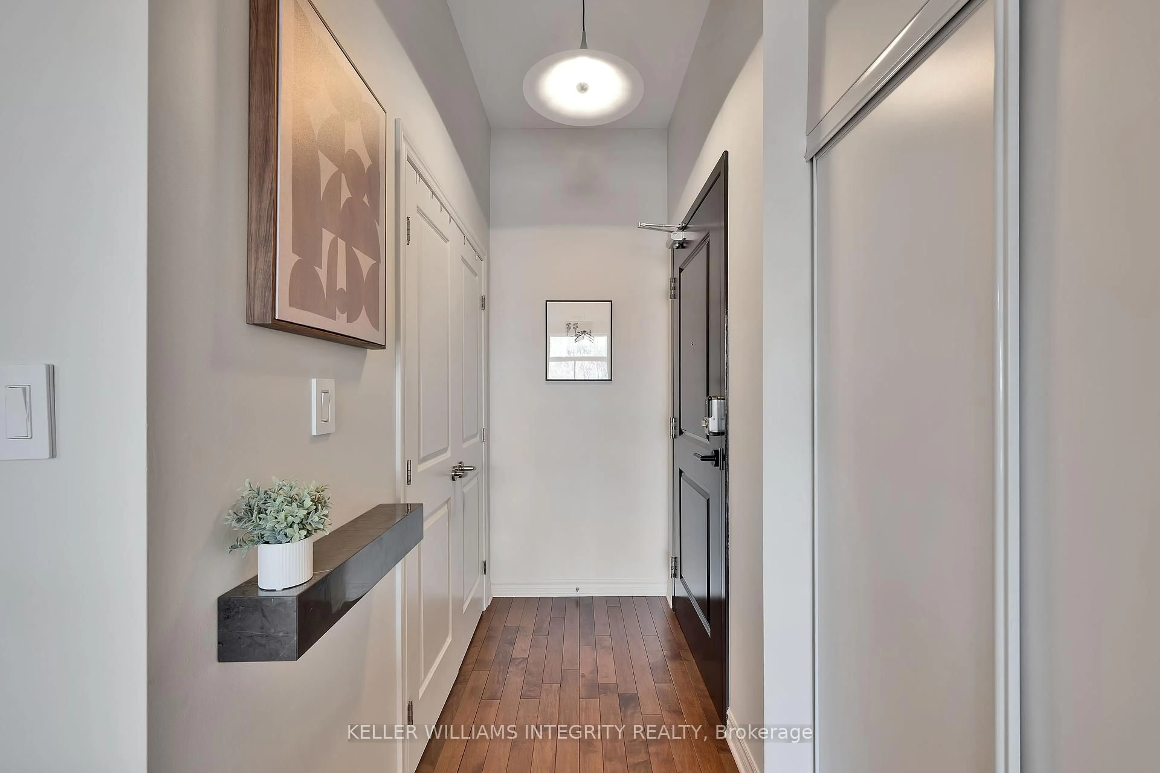 Indoor entryway for 429 Kent St #507, Ottawa Ontario K2P 1B5