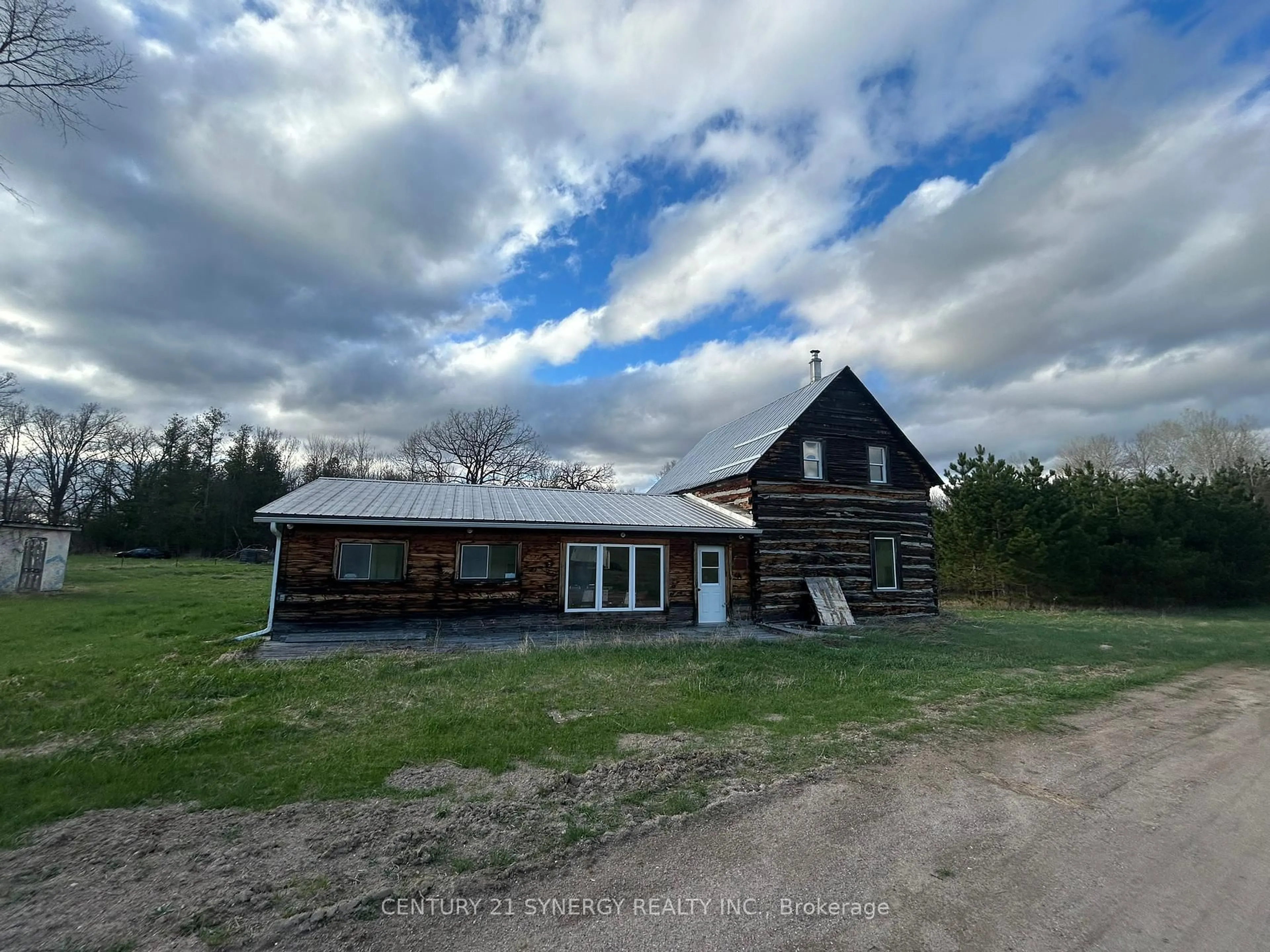 A pic from outside/outdoor area/front of a property/back of a property/a pic from drone, building for 652 Wren Rd, Douglas Ontario K0J 1S0