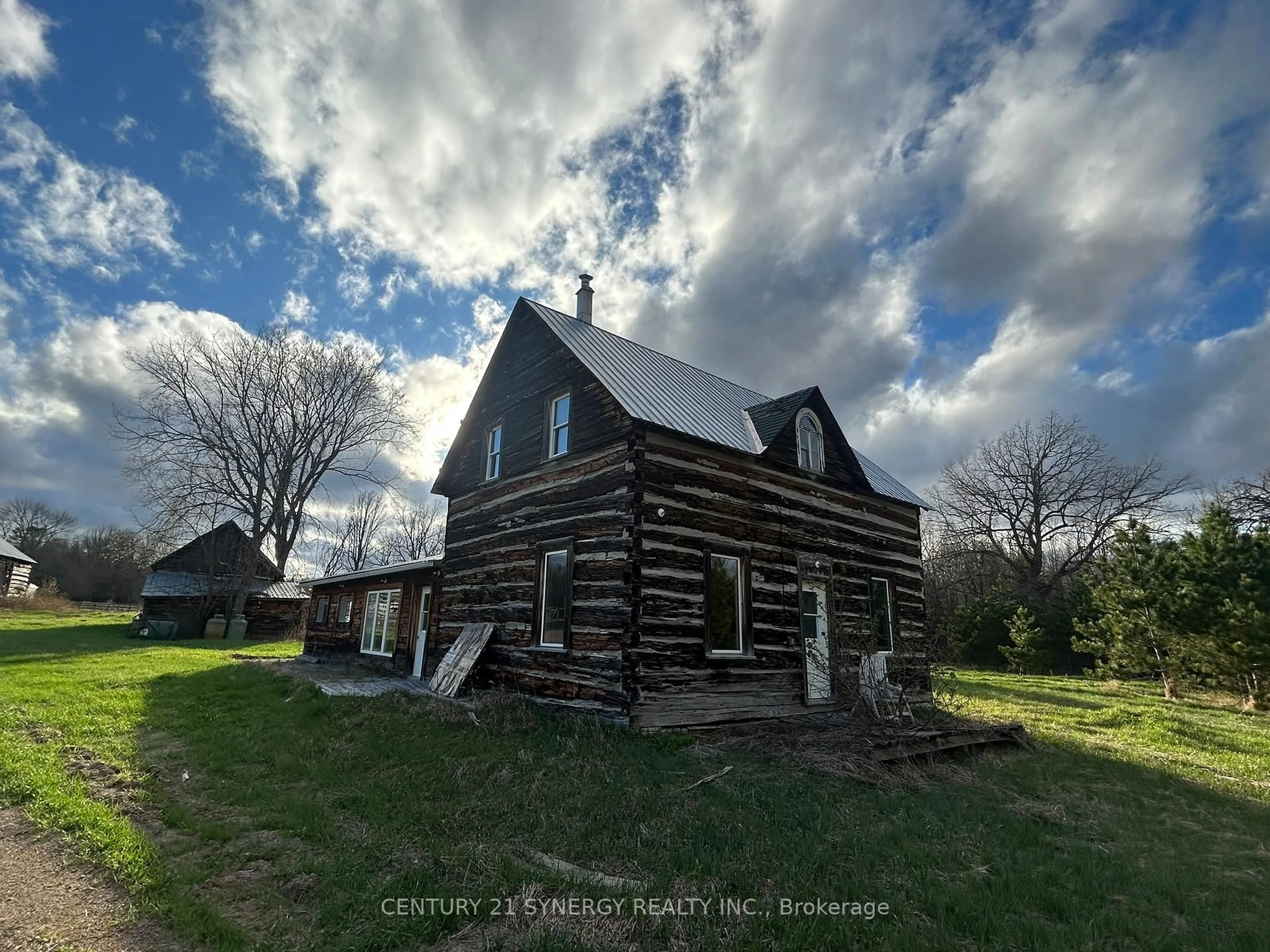 A pic from outside/outdoor area/front of a property/back of a property/a pic from drone, building for 652 Wren Rd, Douglas Ontario K0J 1S0