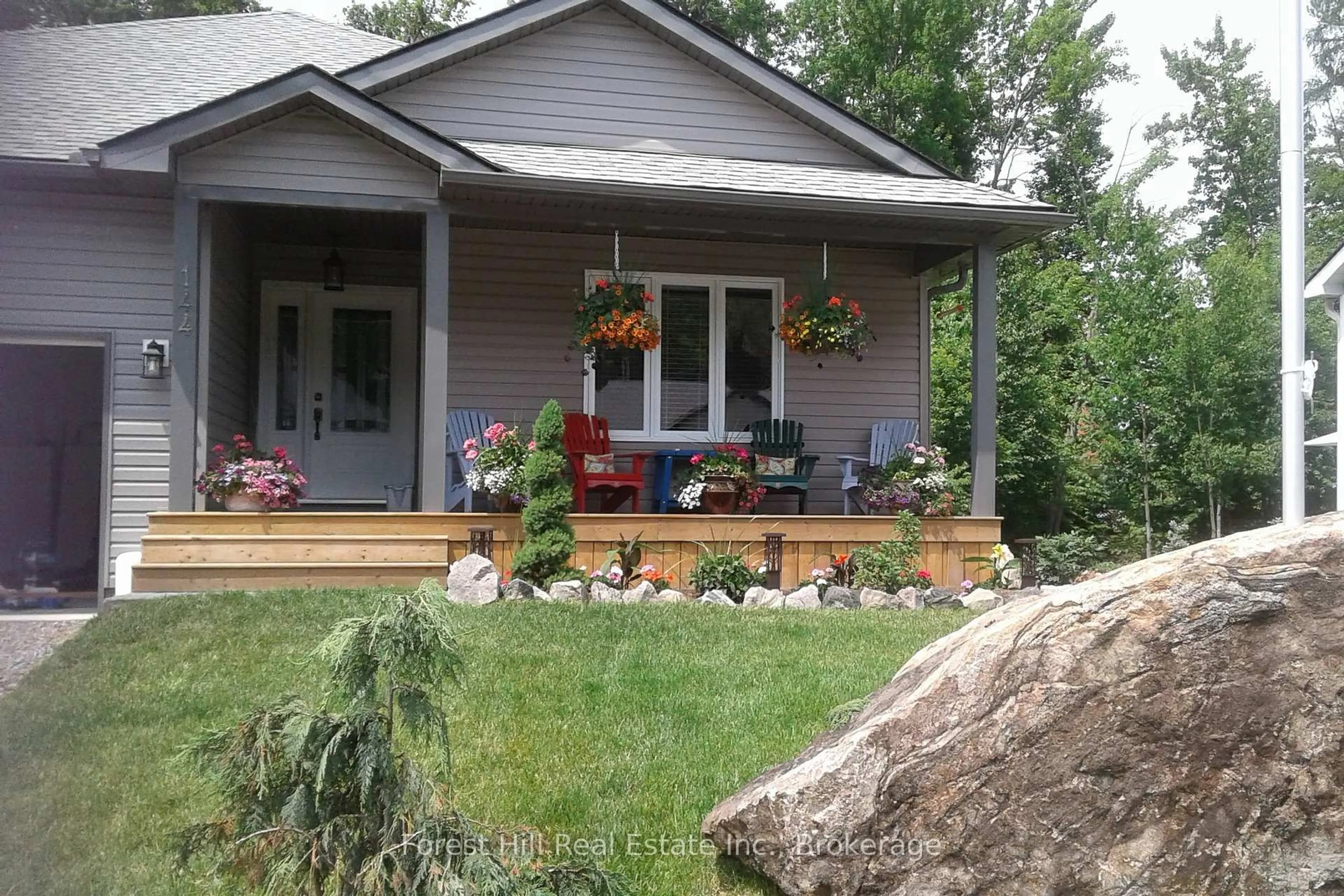 Patio, mountain view for 144 Pineridge Gate, Gravenhurst Ontario P1P 1Z1