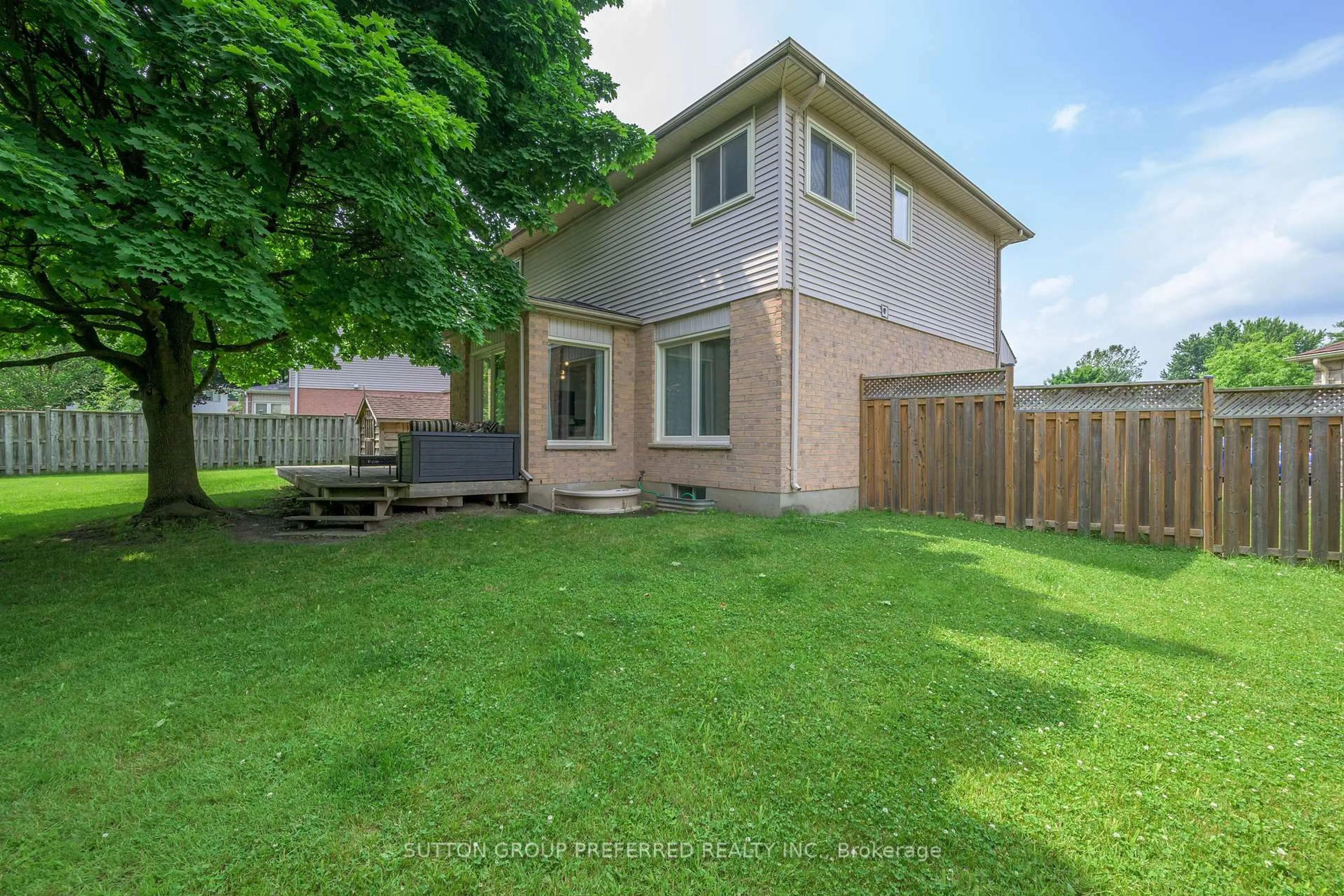 A pic from outside/outdoor area/front of a property/back of a property/a pic from drone, street for 15 Century Pl, London North Ontario N6H 4W8