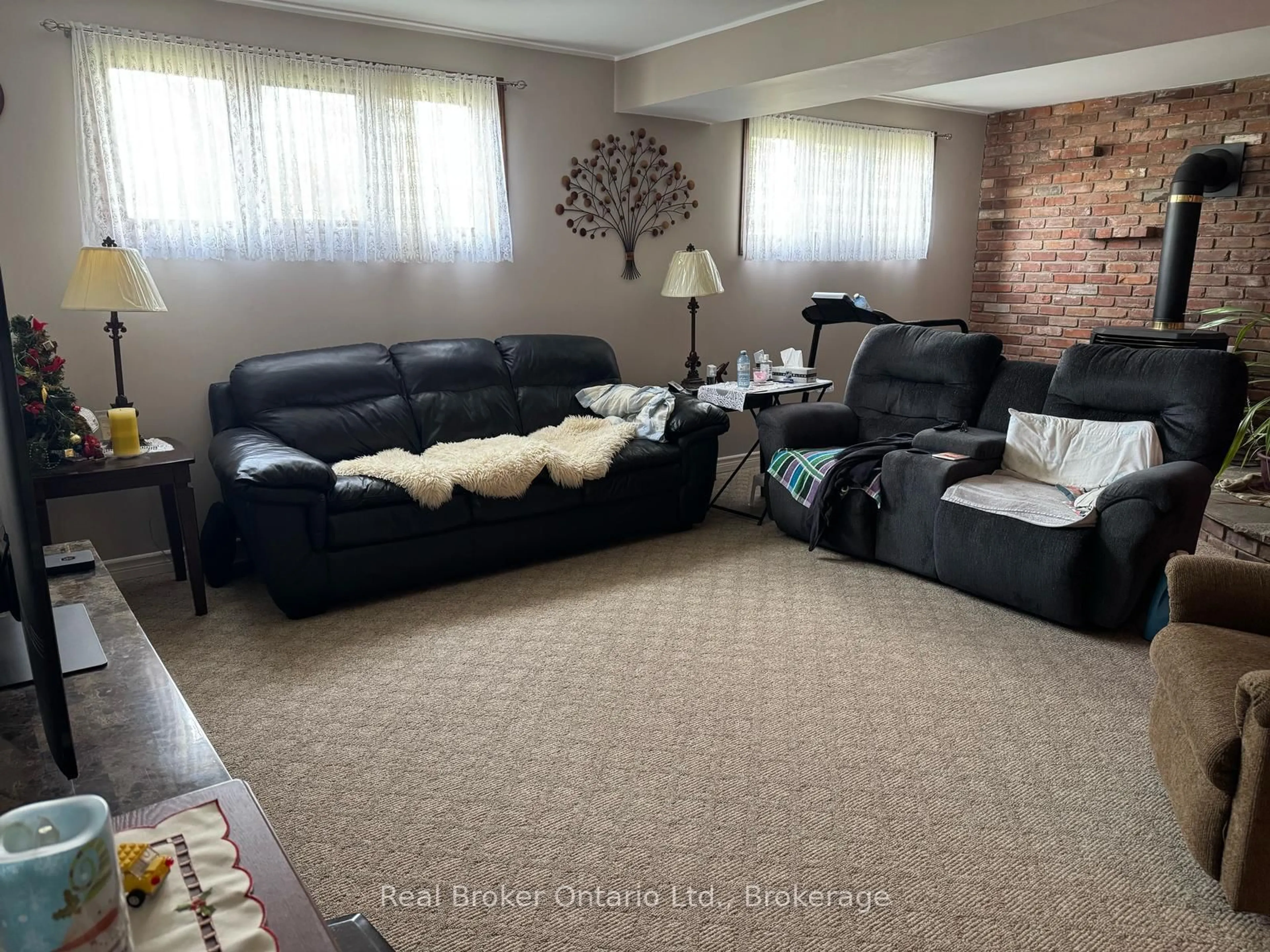 Living room with furniture, unknown for 29 Allensgate Dr, Brantford Ontario N3V 1C8