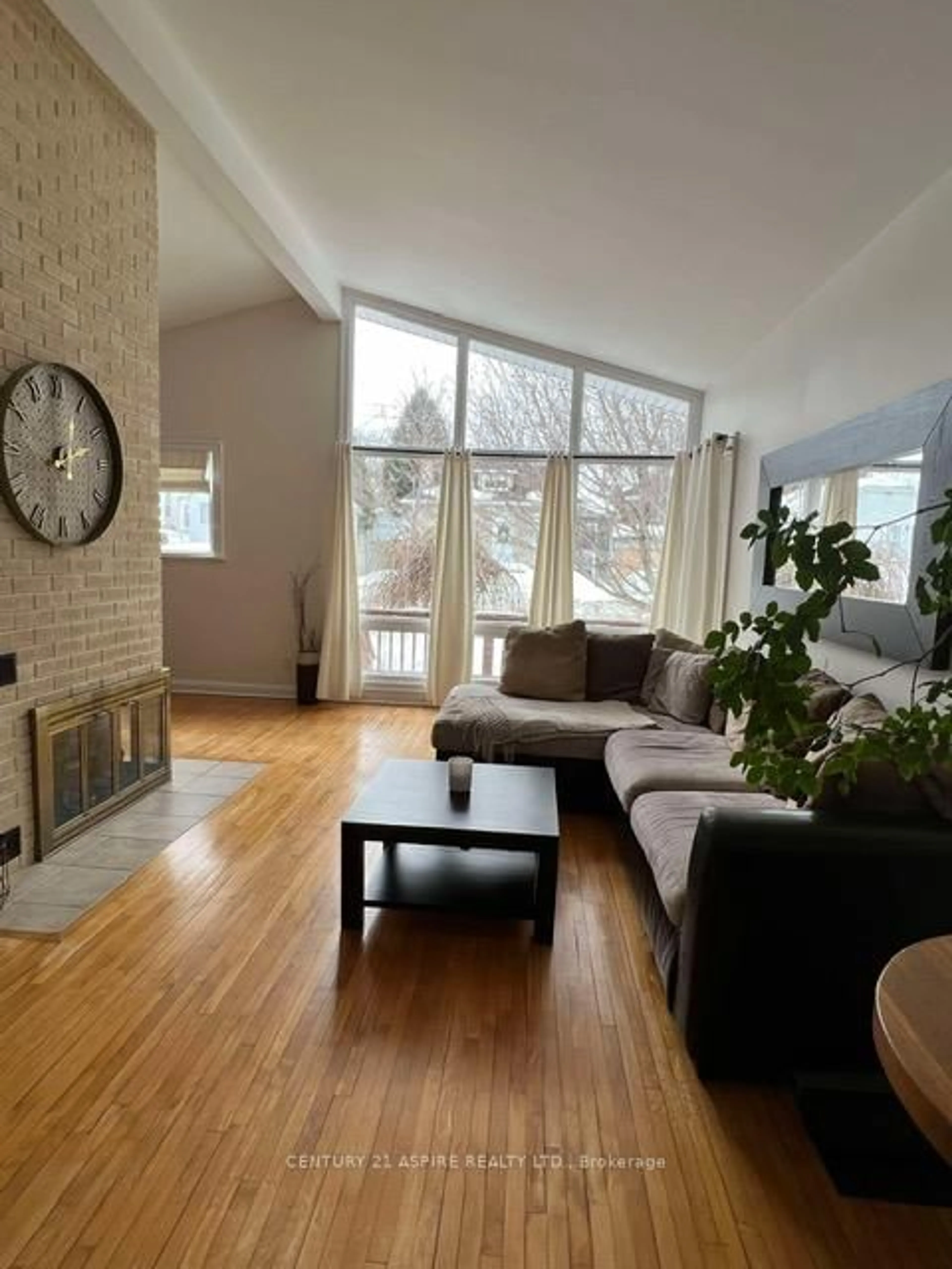 Living room with furniture, wood/laminate floor for 249 Peter St, Pembroke Ontario K8A 1R1