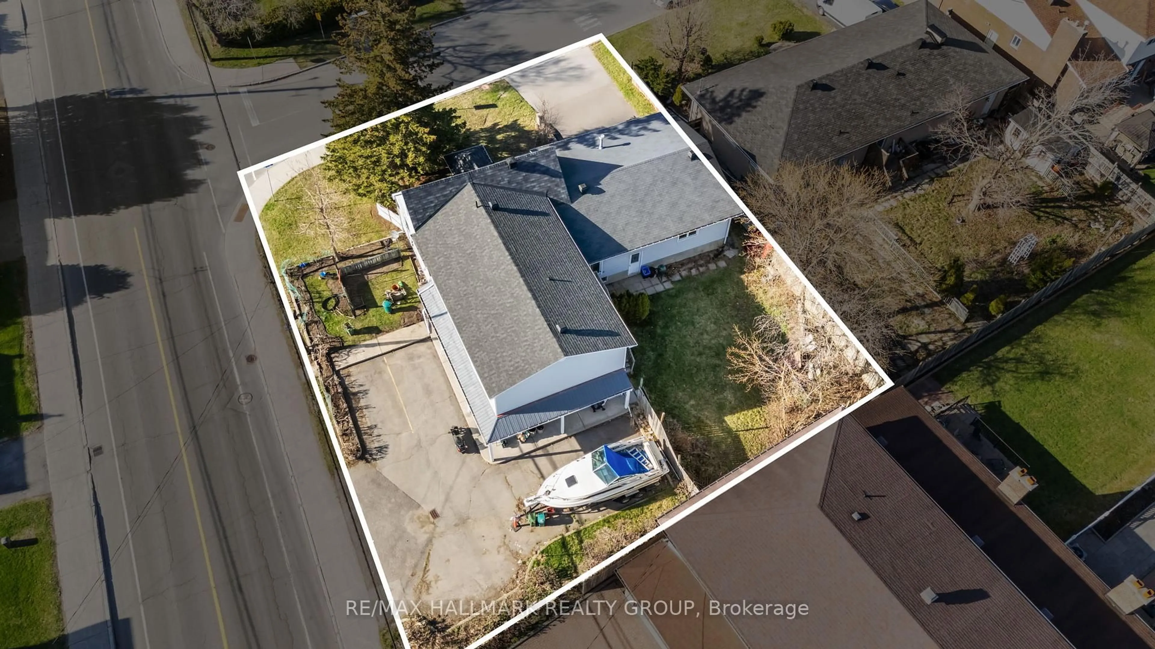 A pic from outside/outdoor area/front of a property/back of a property/a pic from drone, street for 1422 Goth Ave, Ottawa Ontario K1T 1E4