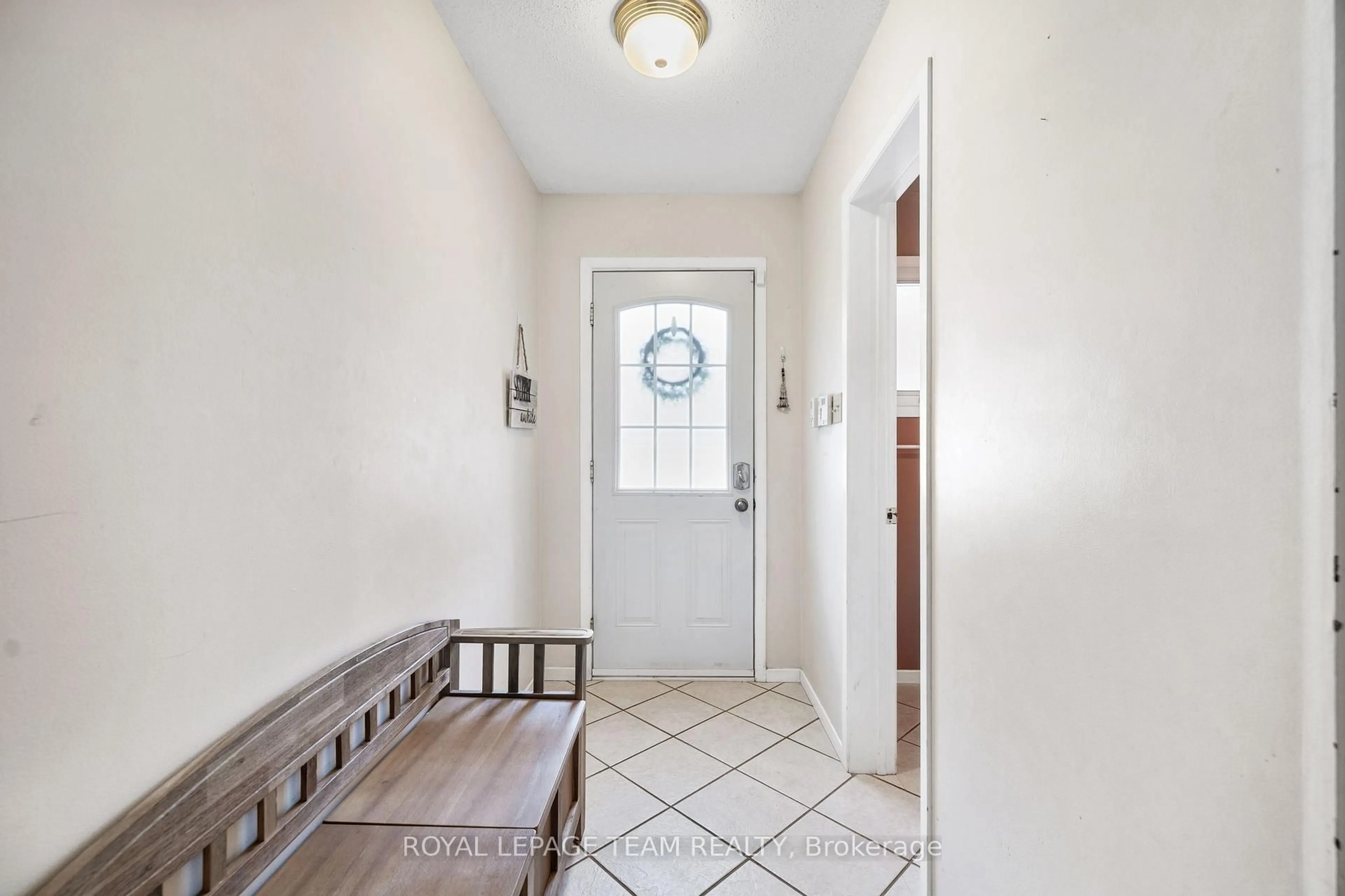 Indoor entryway for 2245 Orient Park Dr, Ottawa Ontario K1B 4W3