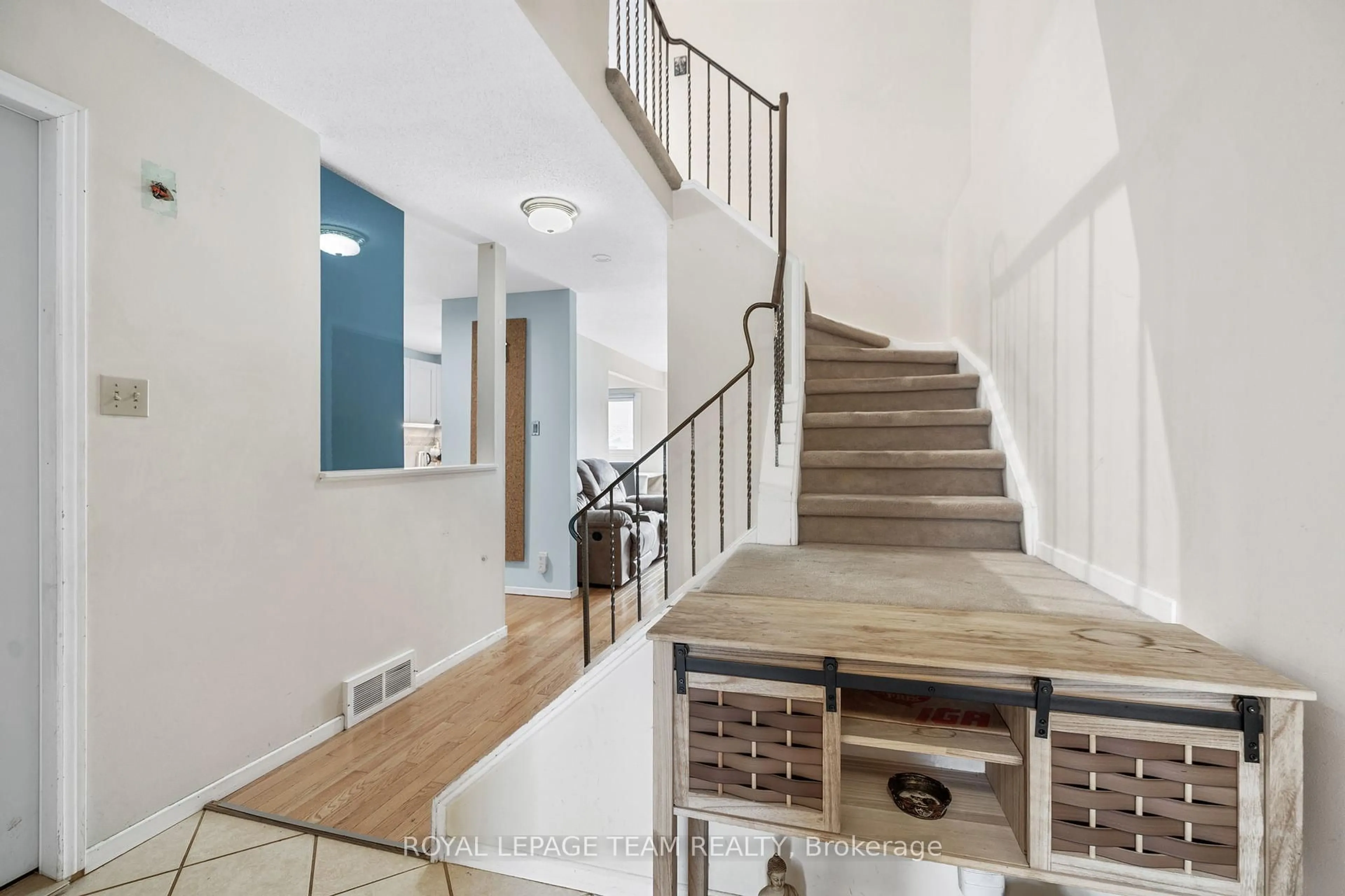 Indoor entryway for 2245 Orient Park Dr, Ottawa Ontario K1B 4W3