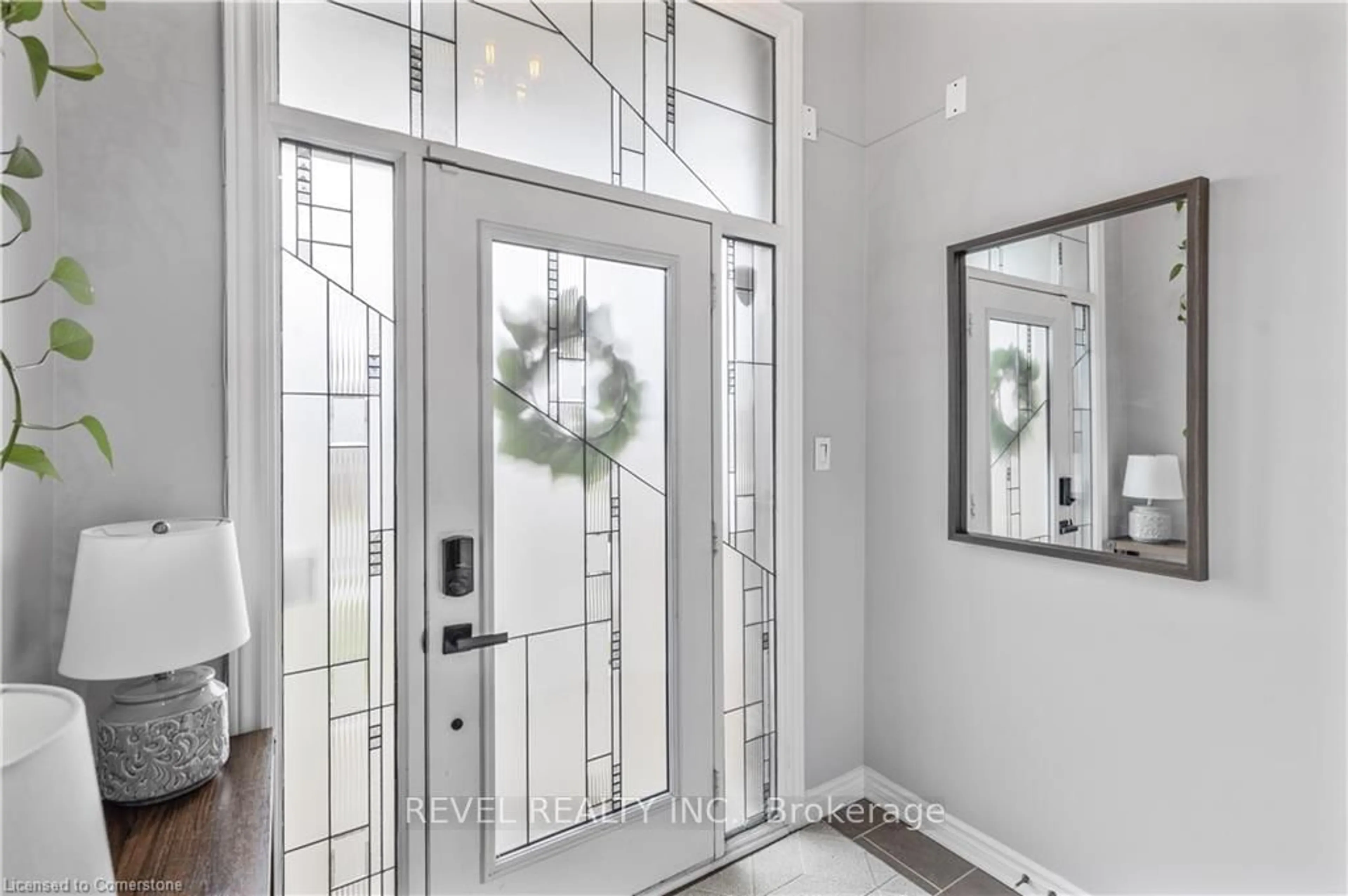 Indoor entryway for 138 Crafter Cres, Hamilton Ontario L8J 0H8