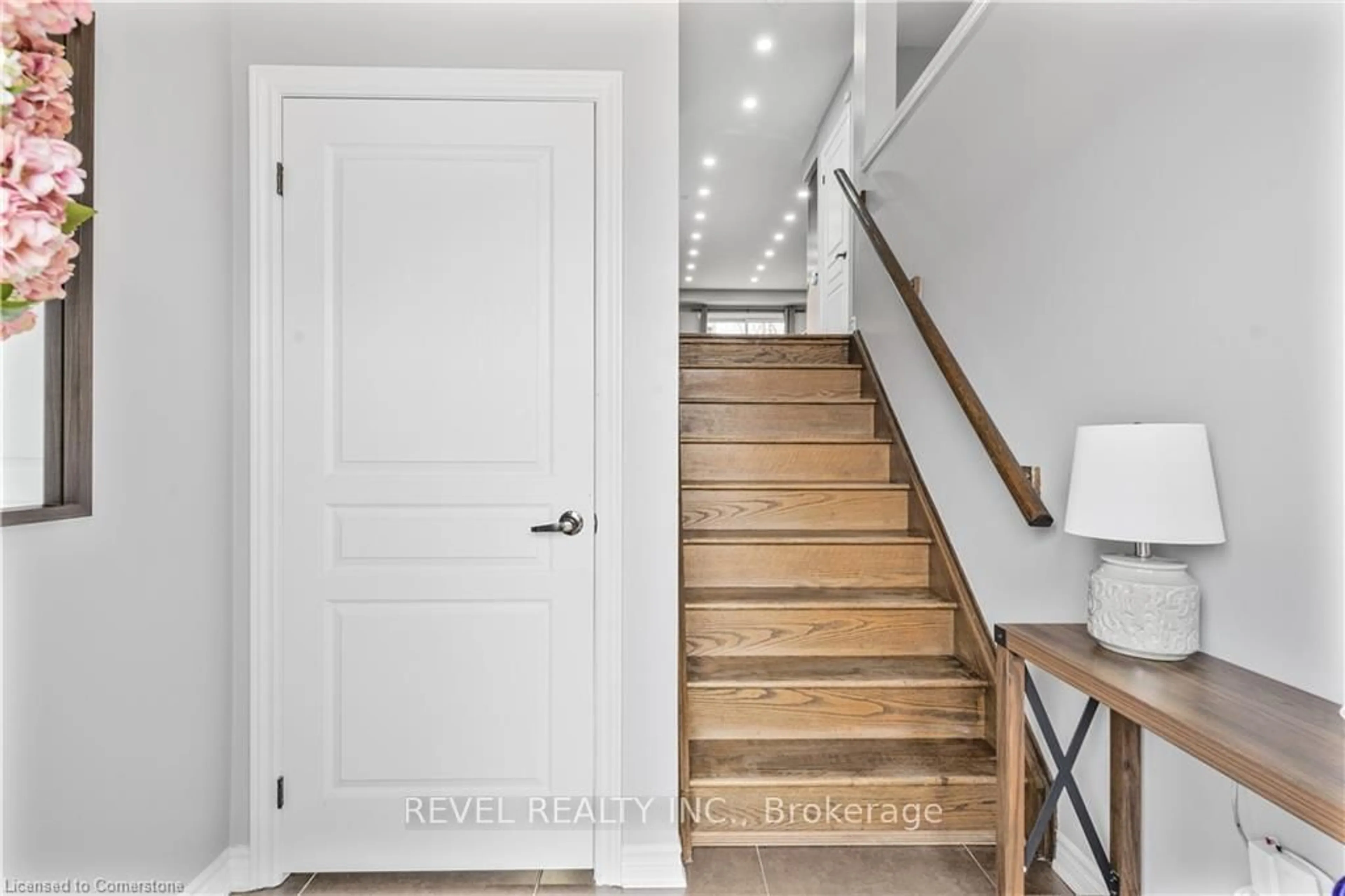Indoor entryway for 138 Crafter Cres, Hamilton Ontario L8J 0H8