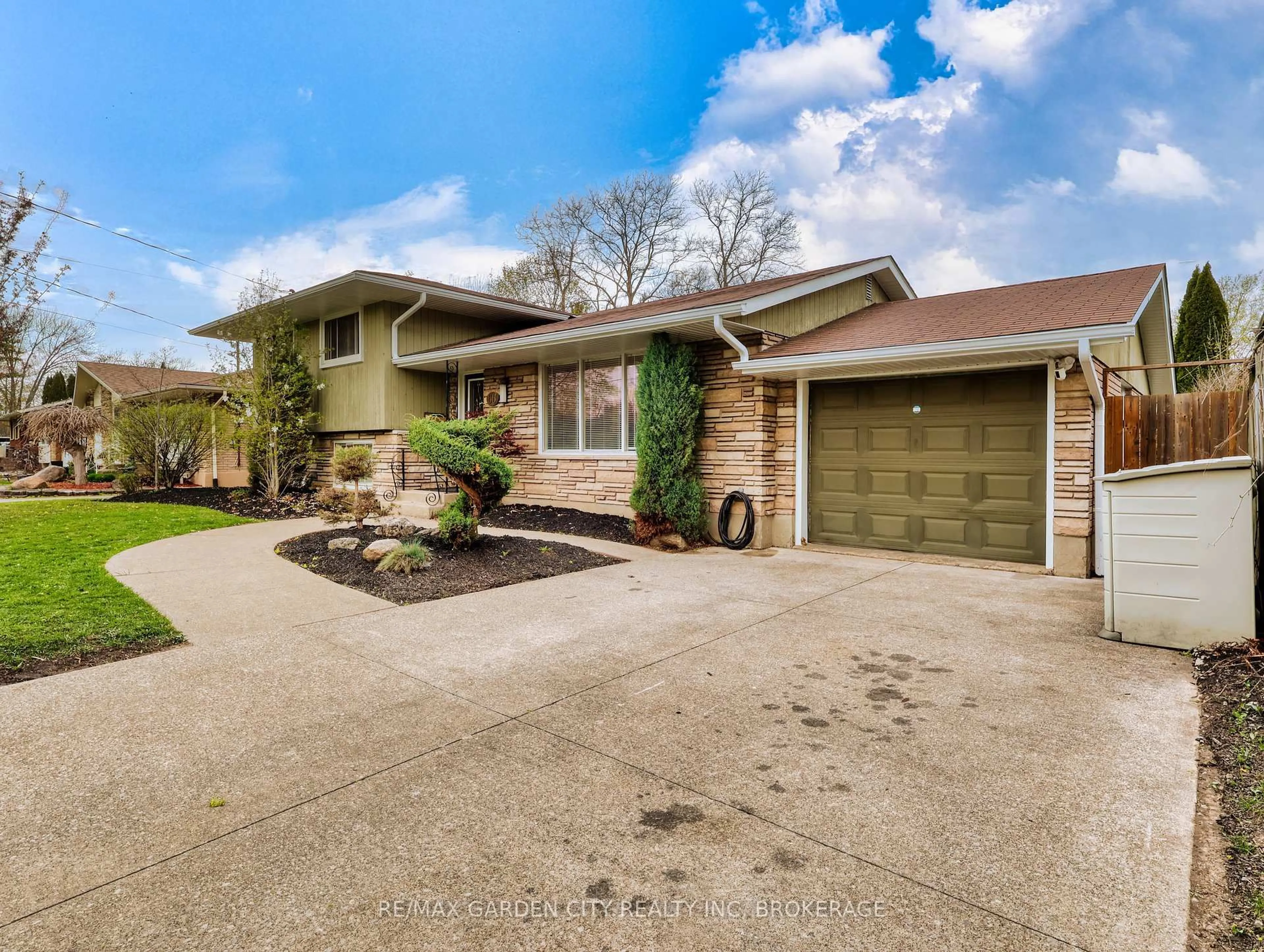 Home with brick exterior material, street for 66 Lockview Cres, St. Catharines Ontario L2M 2T5