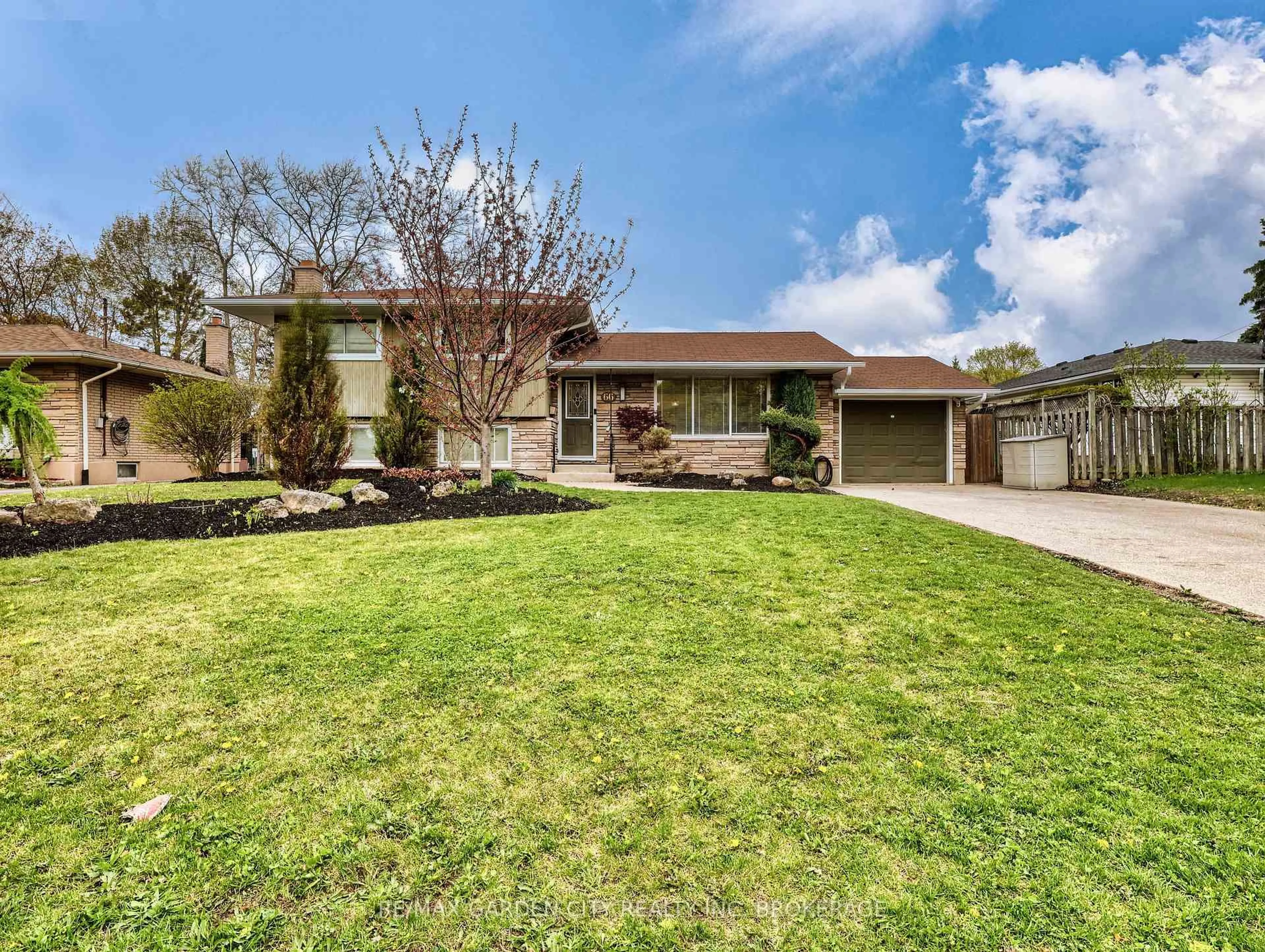 A pic from outside/outdoor area/front of a property/back of a property/a pic from drone, street for 66 Lockview Cres, St. Catharines Ontario L2M 2T5