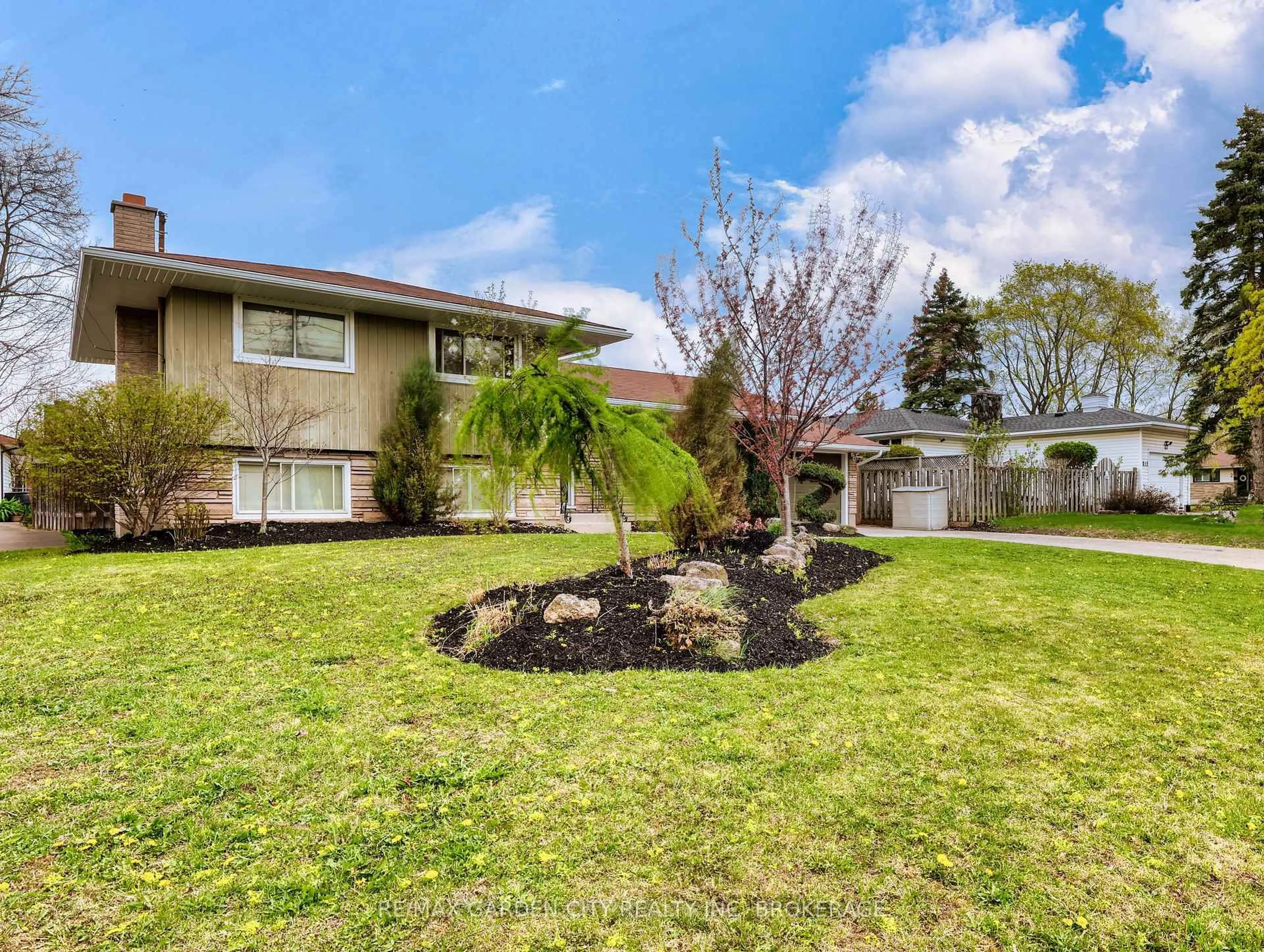 A pic from outside/outdoor area/front of a property/back of a property/a pic from drone, street for 66 Lockview Cres, St. Catharines Ontario L2M 2T5