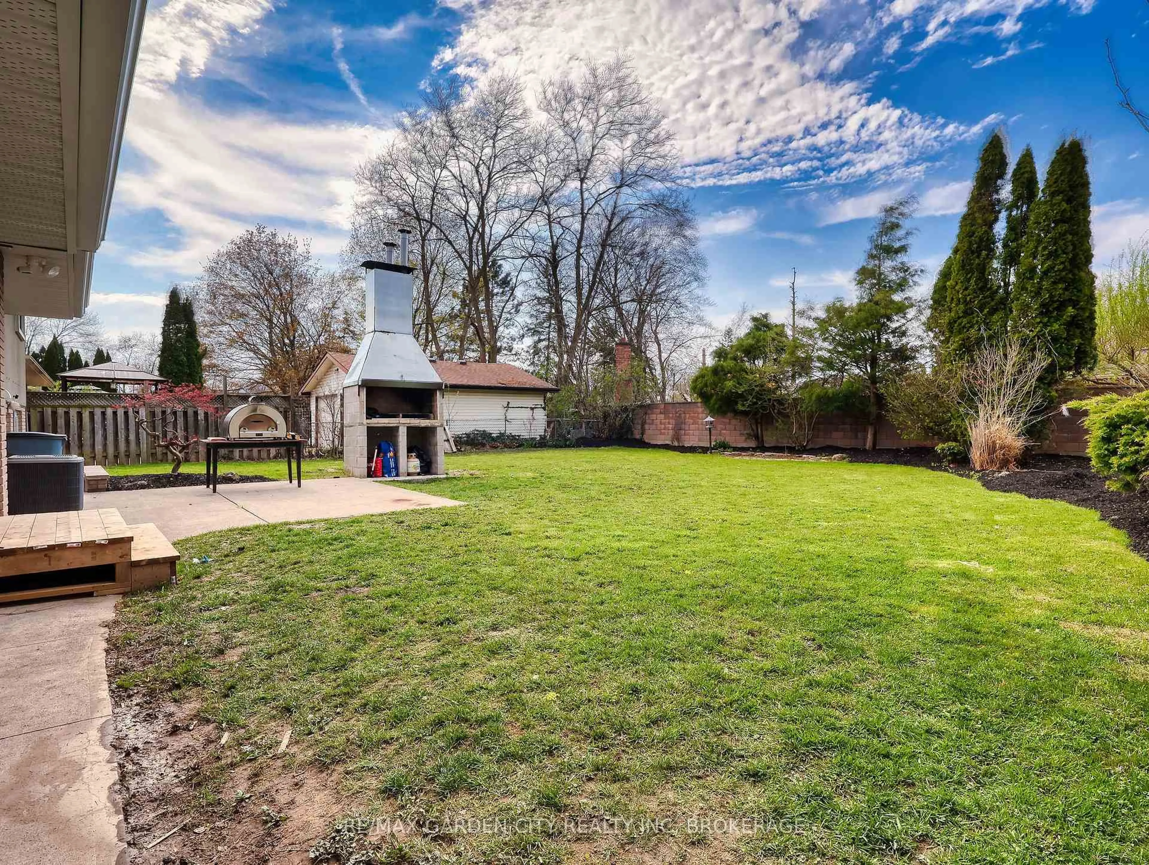 A pic from outside/outdoor area/front of a property/back of a property/a pic from drone, street for 66 Lockview Cres, St. Catharines Ontario L2M 2T5