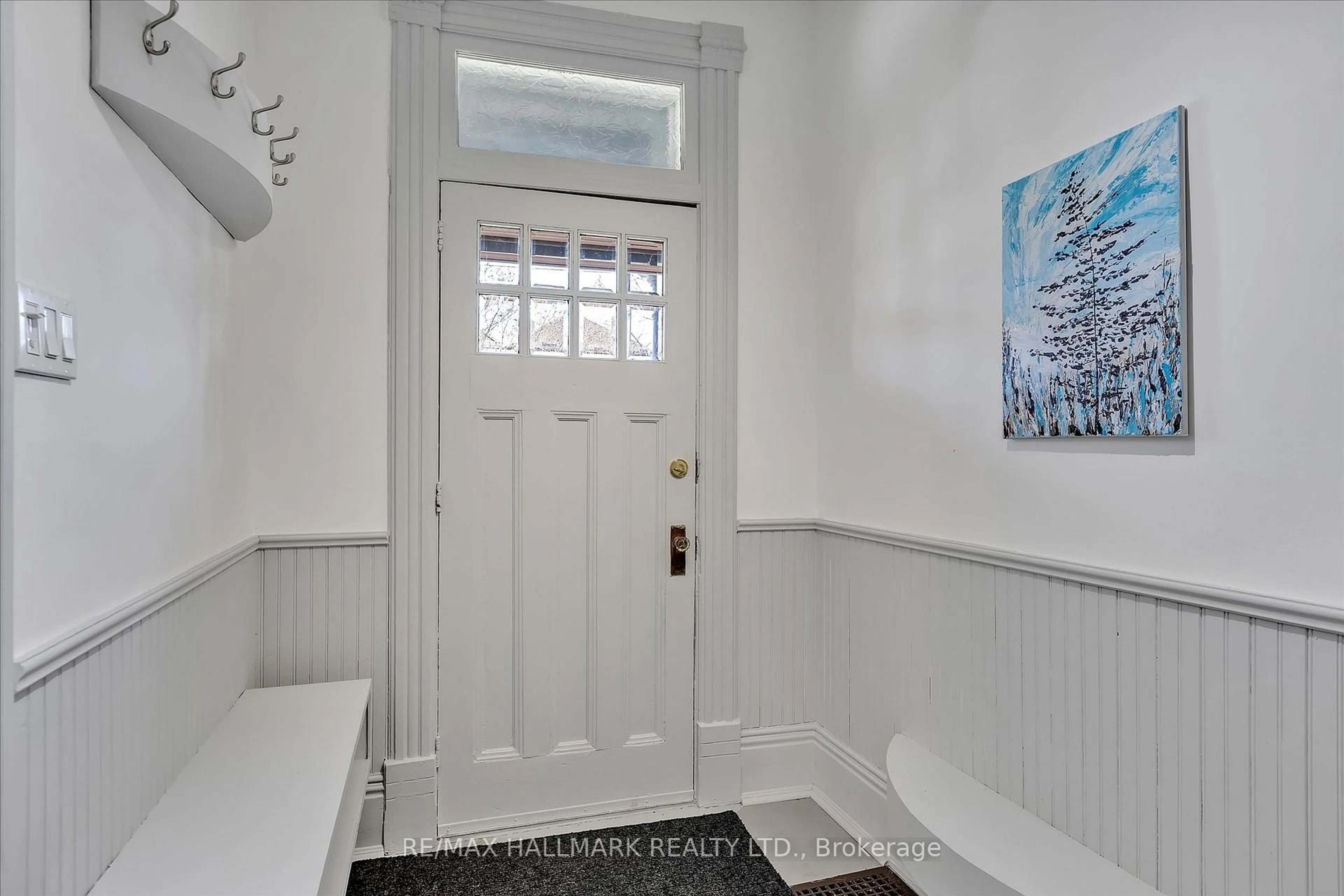 Indoor entryway for 514 Bolivar St, Peterborough Ontario K9J 4R7