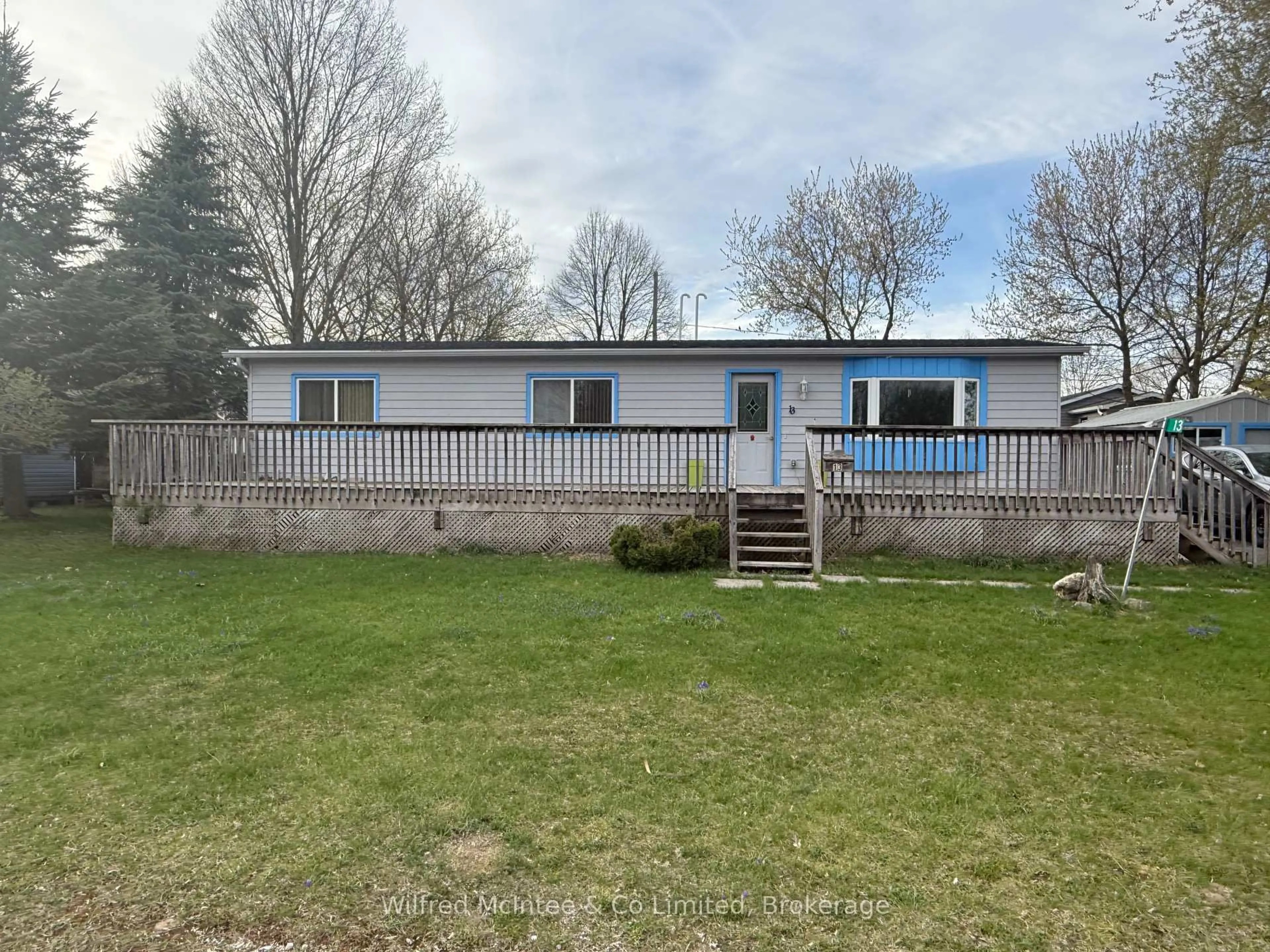 A pic from outside/outdoor area/front of a property/back of a property/a pic from drone, unknown for 13 Finch St, Brockton Ontario N0G 2V0