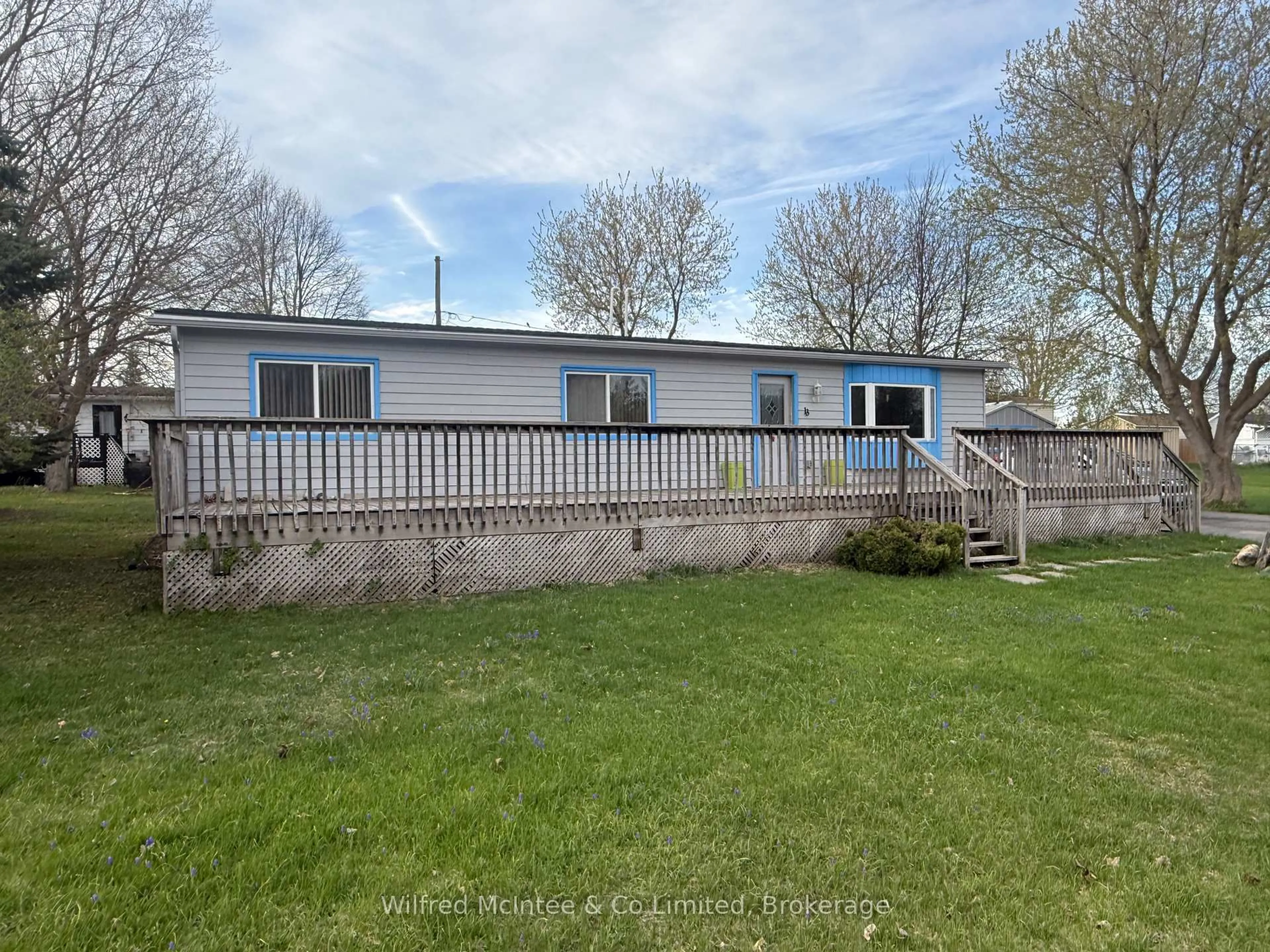 A pic from outside/outdoor area/front of a property/back of a property/a pic from drone, unknown for 13 Finch St, Brockton Ontario N0G 2V0