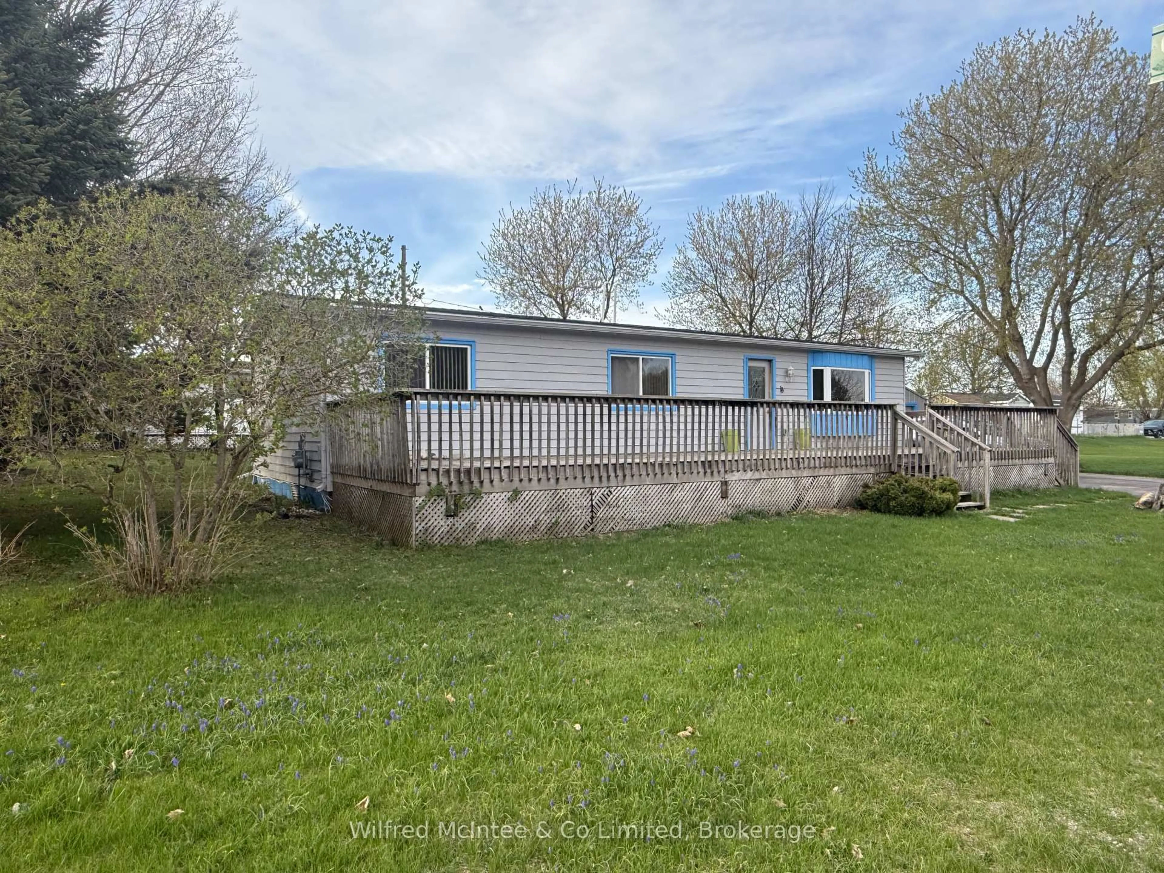 A pic from outside/outdoor area/front of a property/back of a property/a pic from drone, building for 13 Finch St, Brockton Ontario N0G 2V0