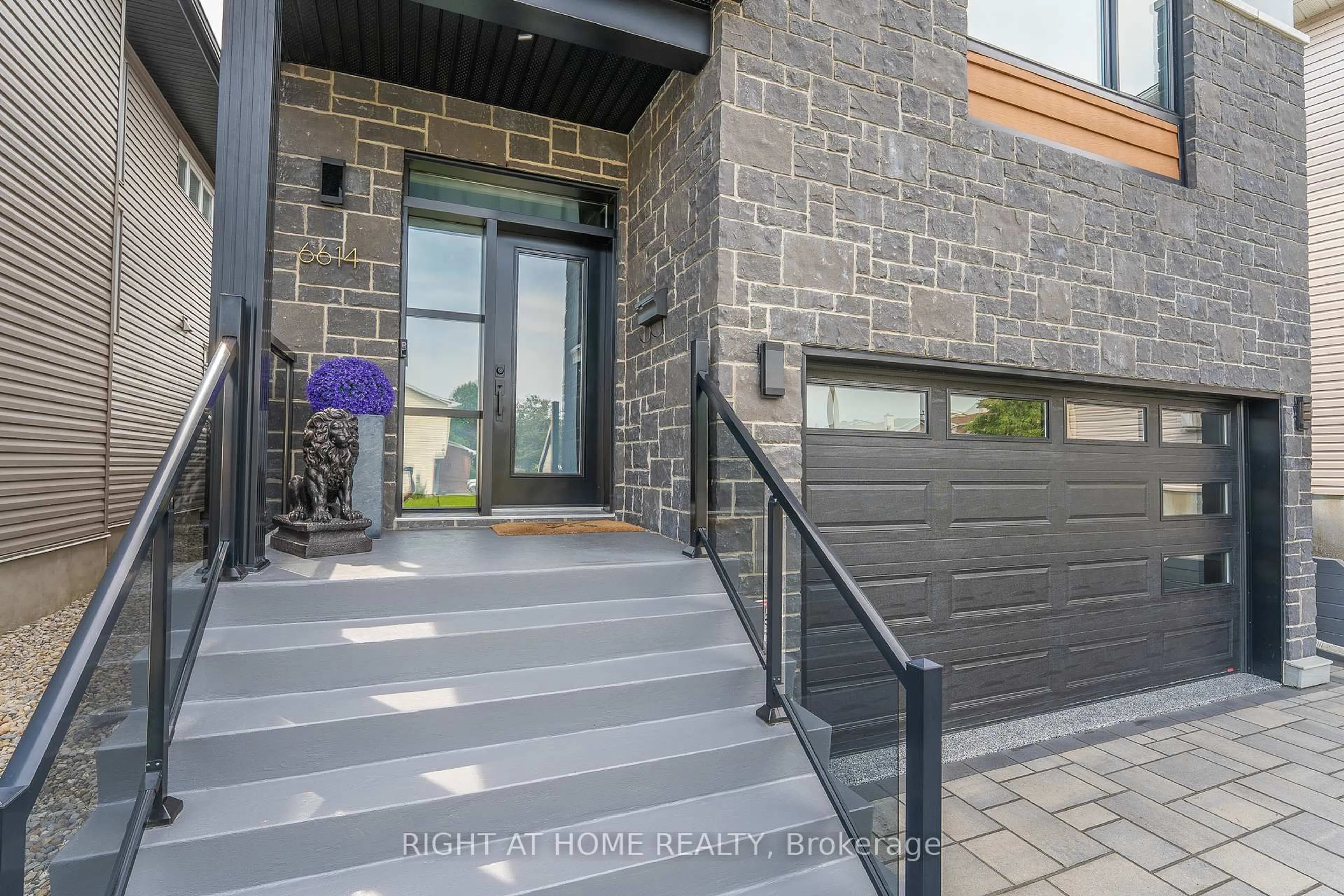Indoor entryway for 6614 Tooney Dr, Ottawa Ontario K1C 6P6