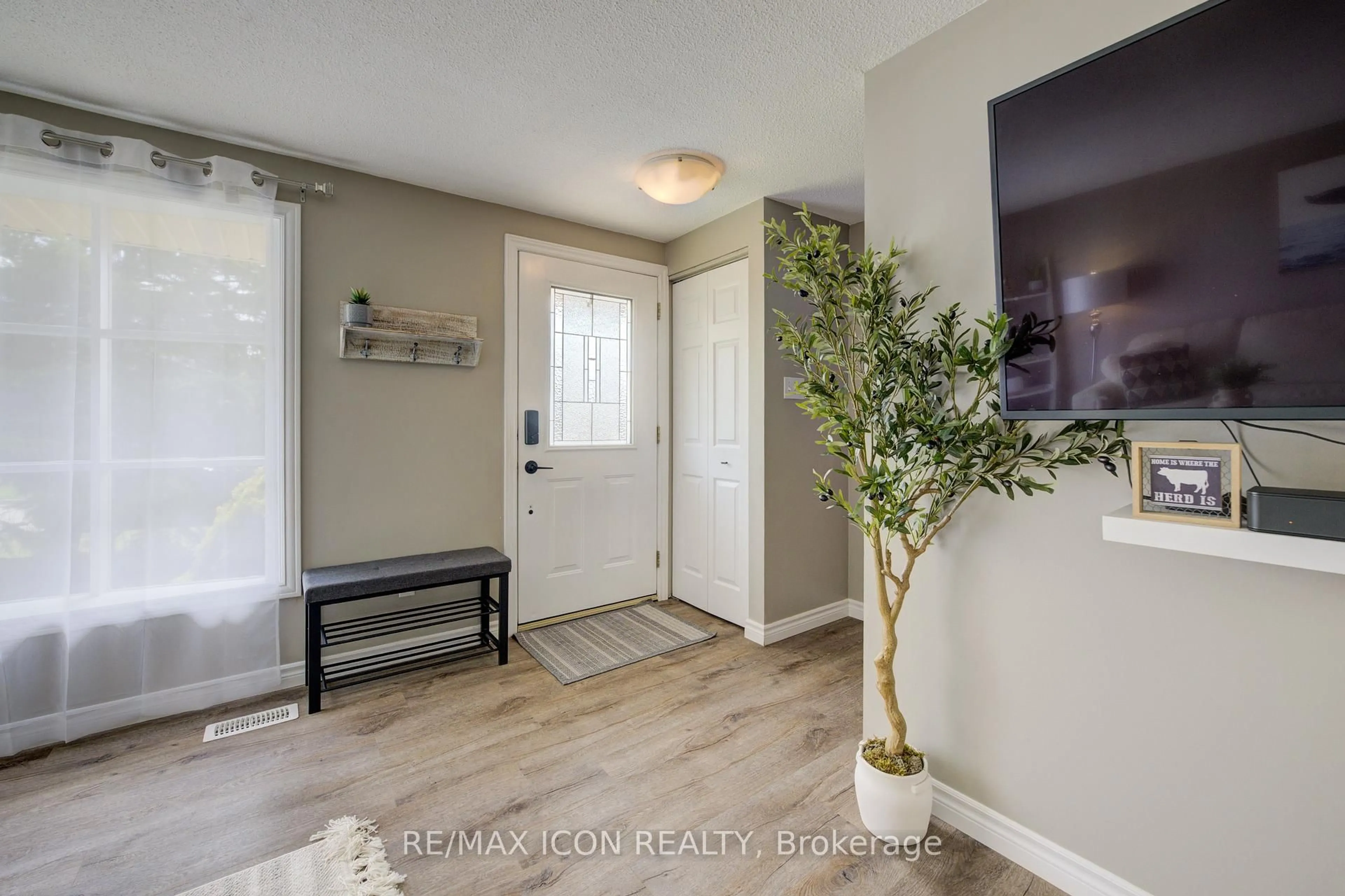 Indoor entryway for 2 Briarlea Rd, Guelph Ontario N1G 3H5